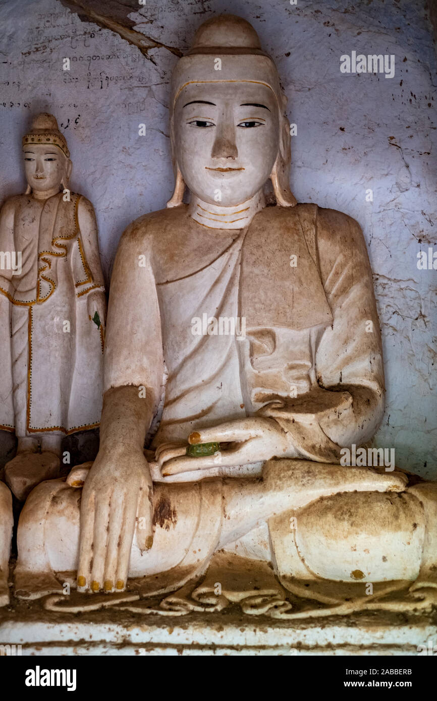 Bild des Buddha in die Nische von einer Höhle am Phowin Taung Höhlen in den Sagaing Region in der Nähe von Monywa, Myanmar (Birma) und den Chindwin Fluss Stockfoto