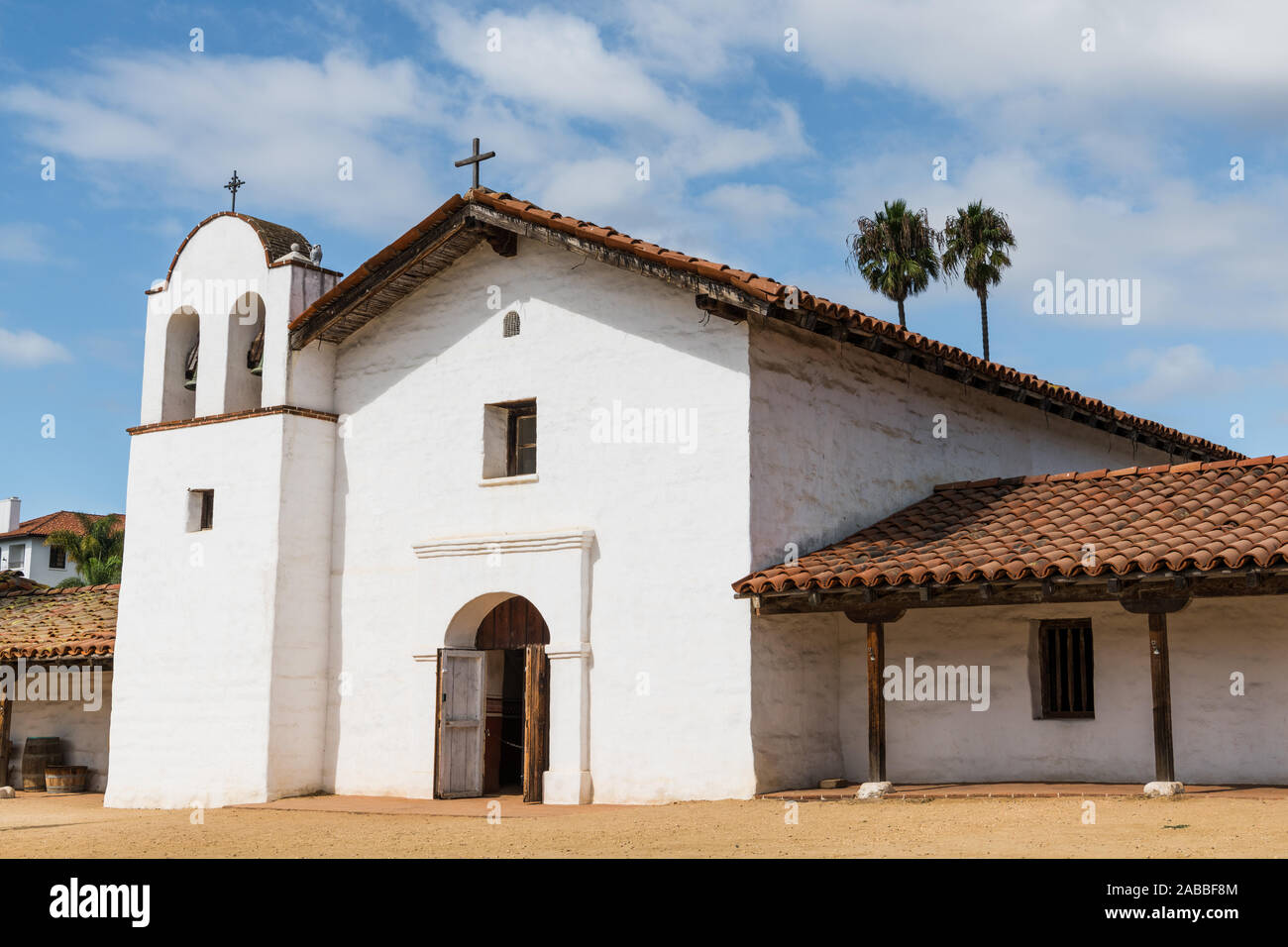 Weiße spanische Mission style Kirche in der El Presidio de Santa Barbara State Historic Park, Santa Barbara, Kalifornien, USA Stockfoto