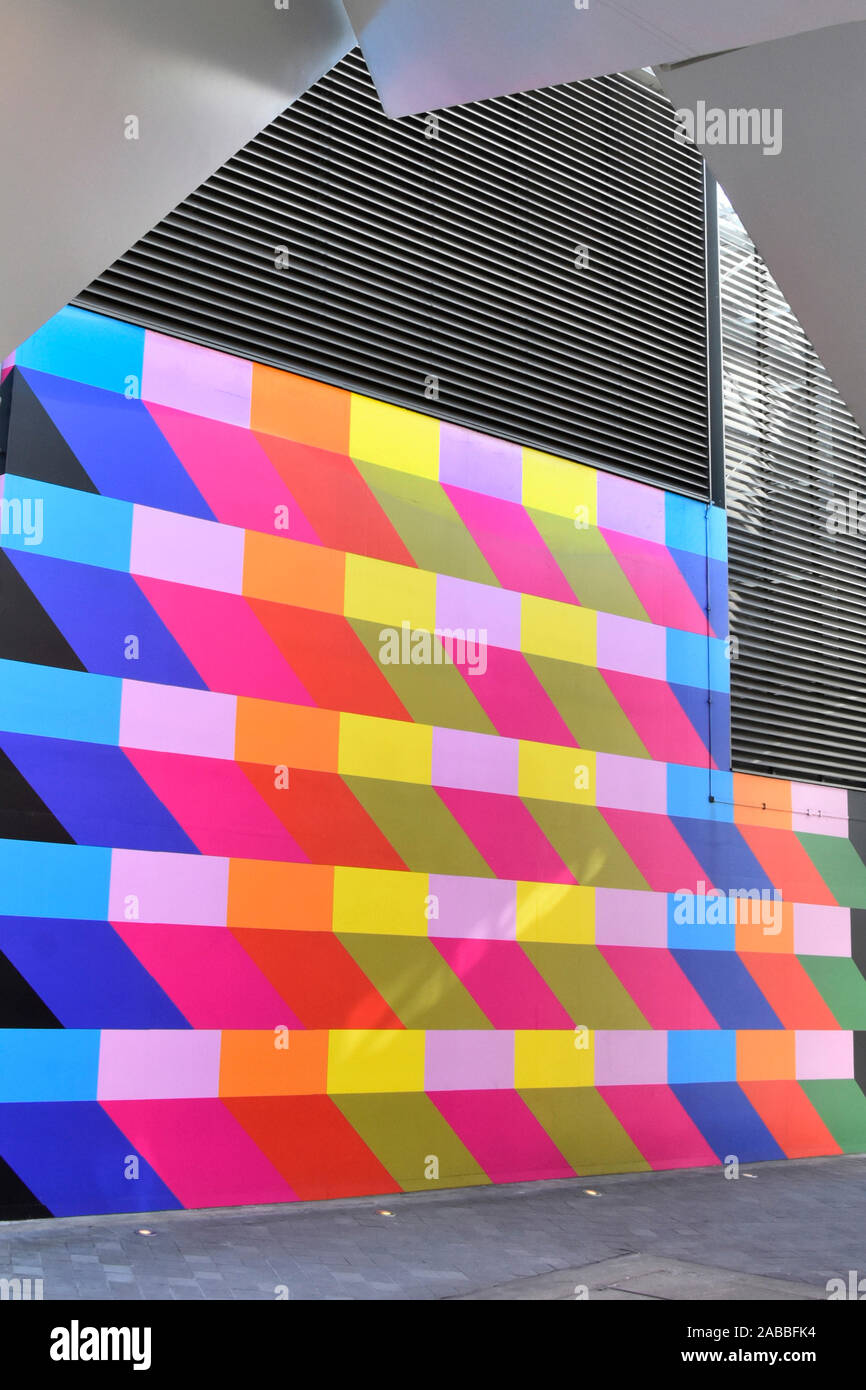 Architektur abstrakte Formen und Muster mehrfarbig auf modernem Gebäudedesign bis hin zu Lüftungsschächten in North Greenwich London, England, Großbritannien Stockfoto