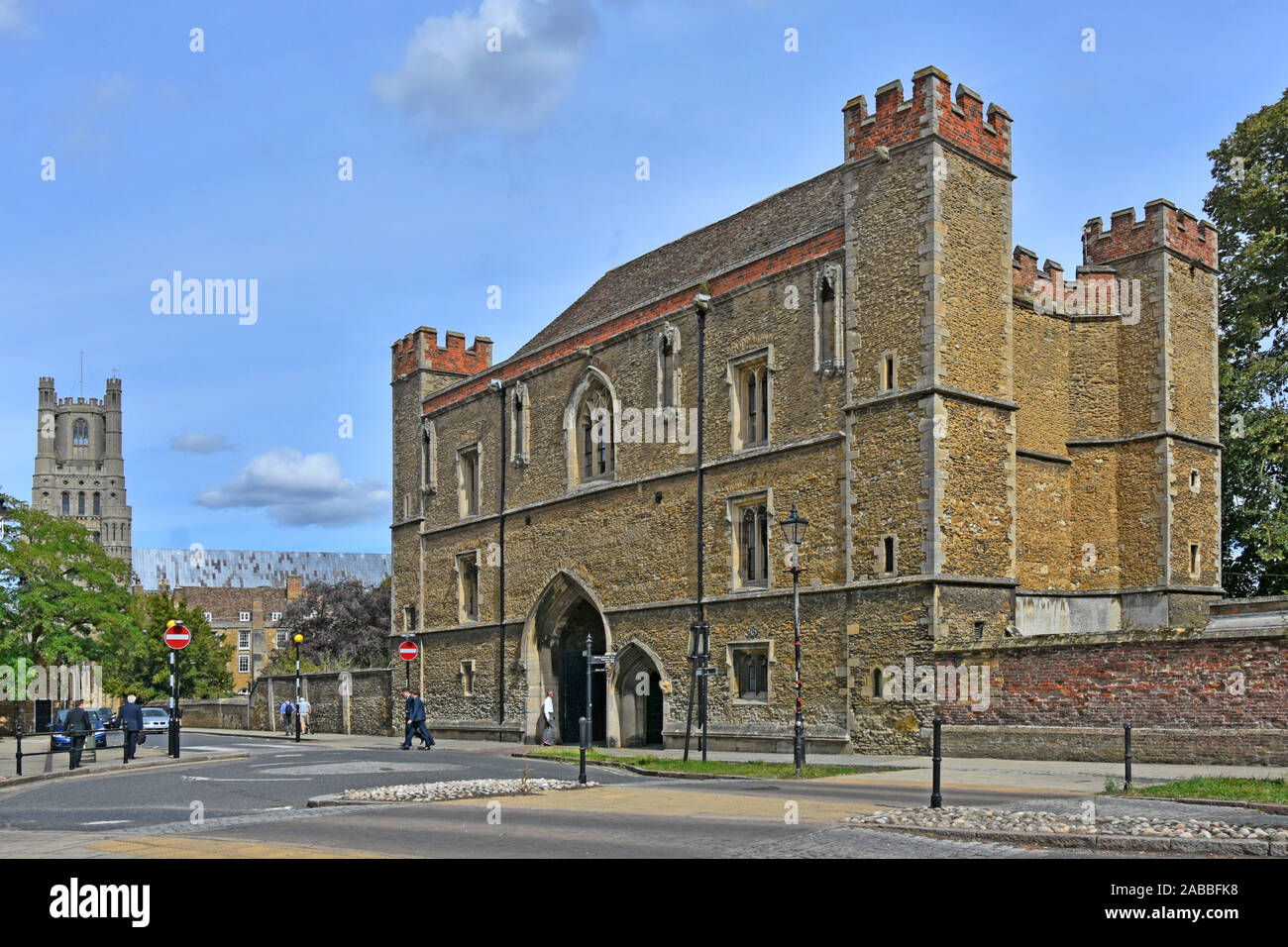 Historische alte Porta oder Warpoles Gateway zu Ely Kloster Gebäude fertig 1417 jetzt Teil der King's School Turm der Kathedrale von Ely über England Großbritannien Stockfoto
