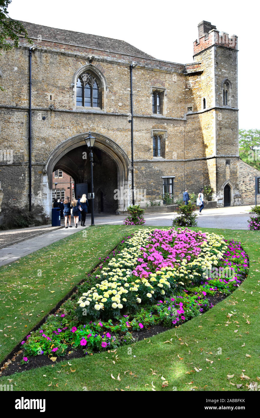 Alte Porta Tor aus dem 14. Jahrhundert historischen Tor zum Kloster und Kathedrale Ely Gebäude jetzt Teil von Kings private Schule & beherbergt eine Bibliothek England Großbritannien Stockfoto