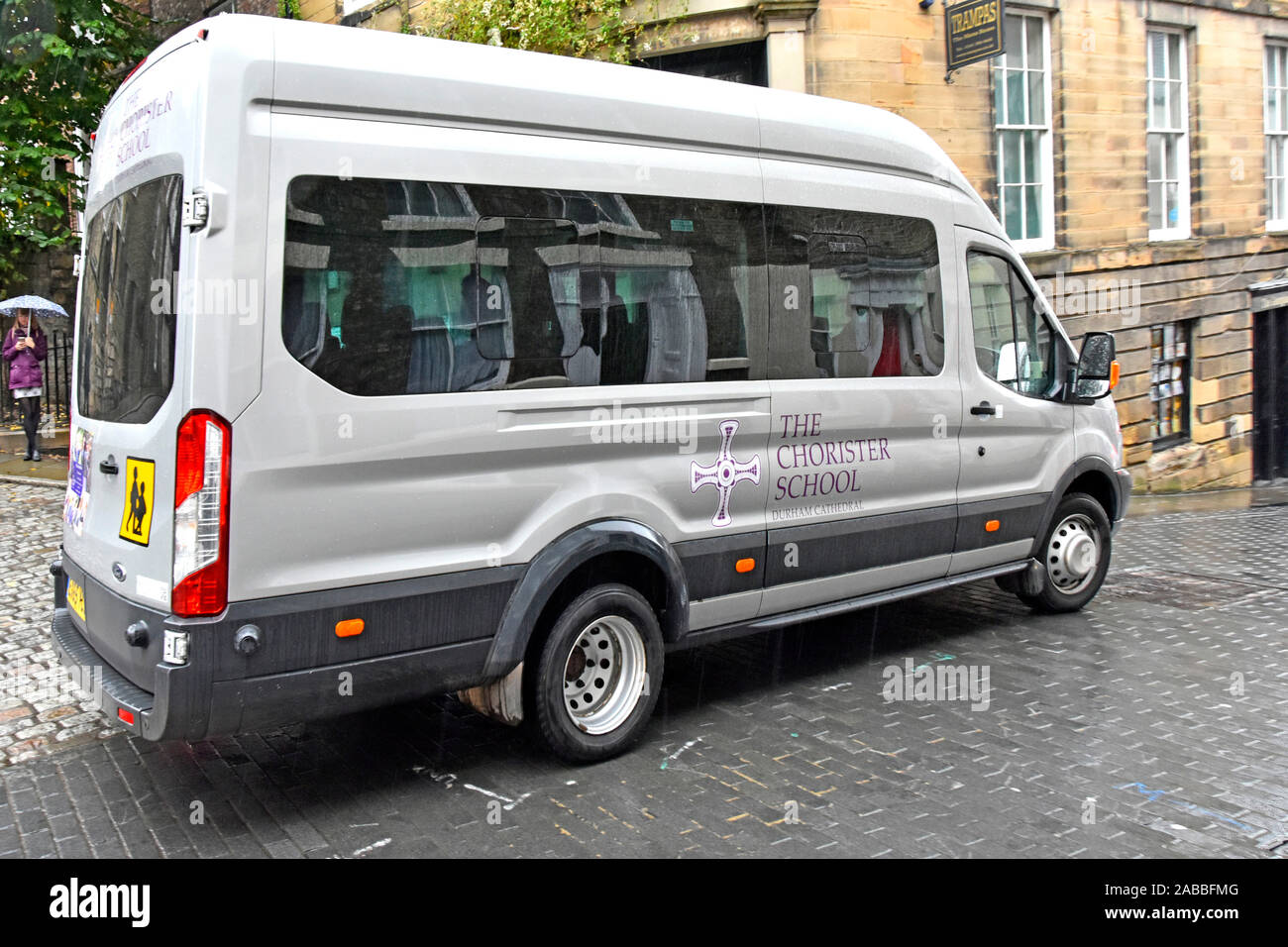 Ford Schule Mini bus Fahrzeug von der Chorknabe unabhängige Schule die private Bildung & Ausbildung chorsänger an der Durham Cathedral England England Stockfoto