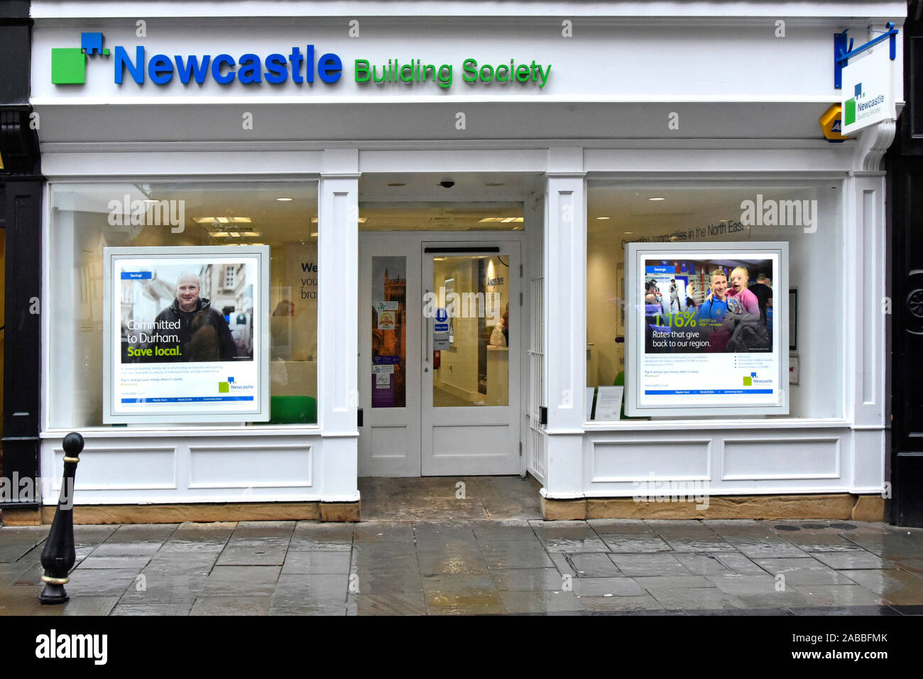 Newcastle Building Society shop front Werbung Windows Filialen des Banking & Financial Services Business in Durham County Durham, England Großbritannien Stockfoto