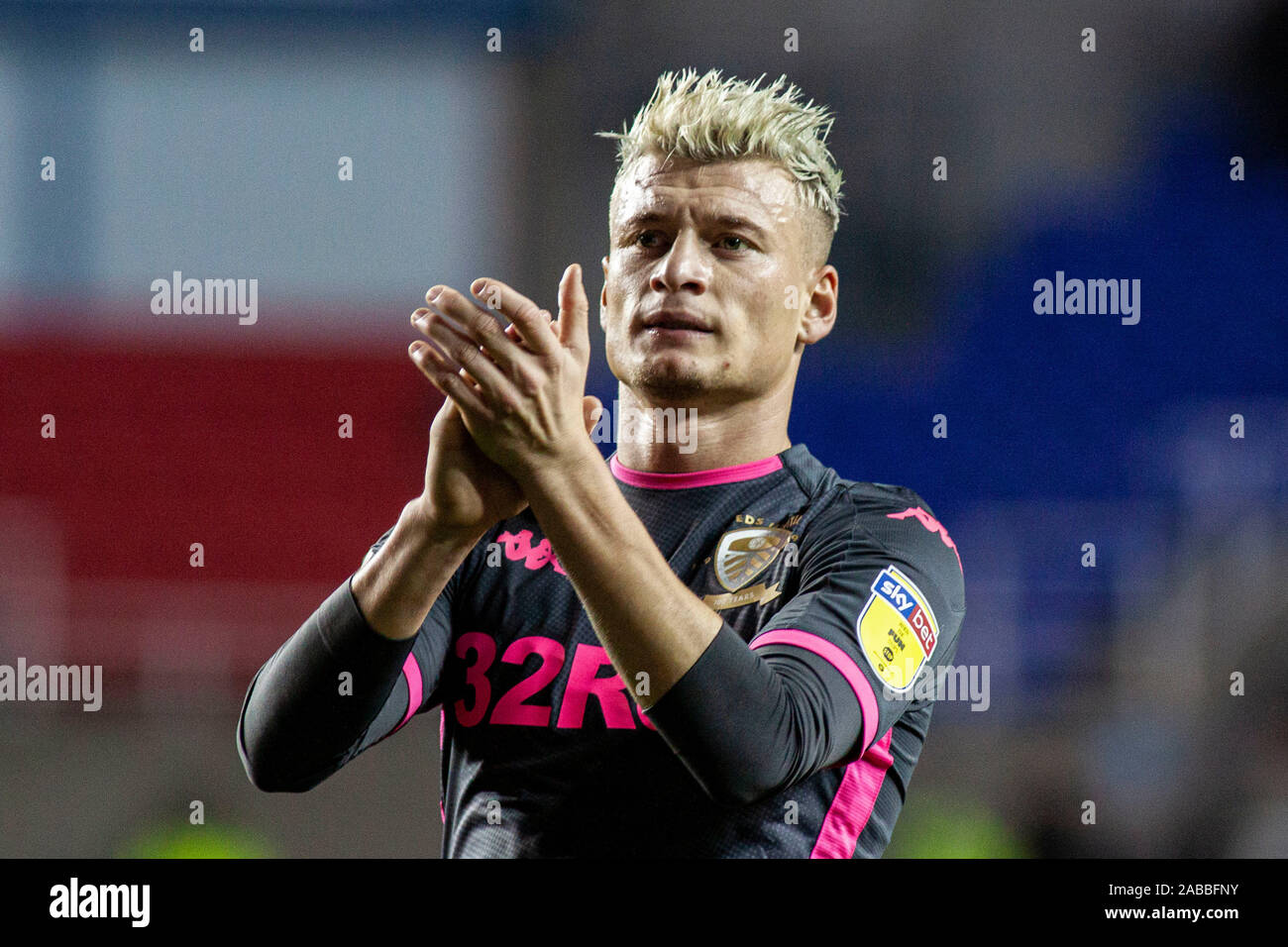 Reading, Großbritannien. 26 Nov, 2019. Ezgjan Alioski von Leeds United feiert in Vollzeit. EFL Skybet Meisterschaft übereinstimmen, Lesen v Leeds Utd im Madejski Stadium in der Lesung am Dienstag, den 26. November 2019. Dieses Bild dürfen nur für redaktionelle Zwecke verwendet werden. Nur die redaktionelle Nutzung, eine Lizenz für die gewerbliche Nutzung erforderlich. Keine Verwendung in Wetten, Spiele oder einer einzelnen Verein/Liga/player Publikationen. pic von Lewis Mitchell/Andrew Orchard sport Fotografie/Alamy Live news Credit: Andrew Orchard sport Fotografie/Alamy leben Nachrichten Stockfoto