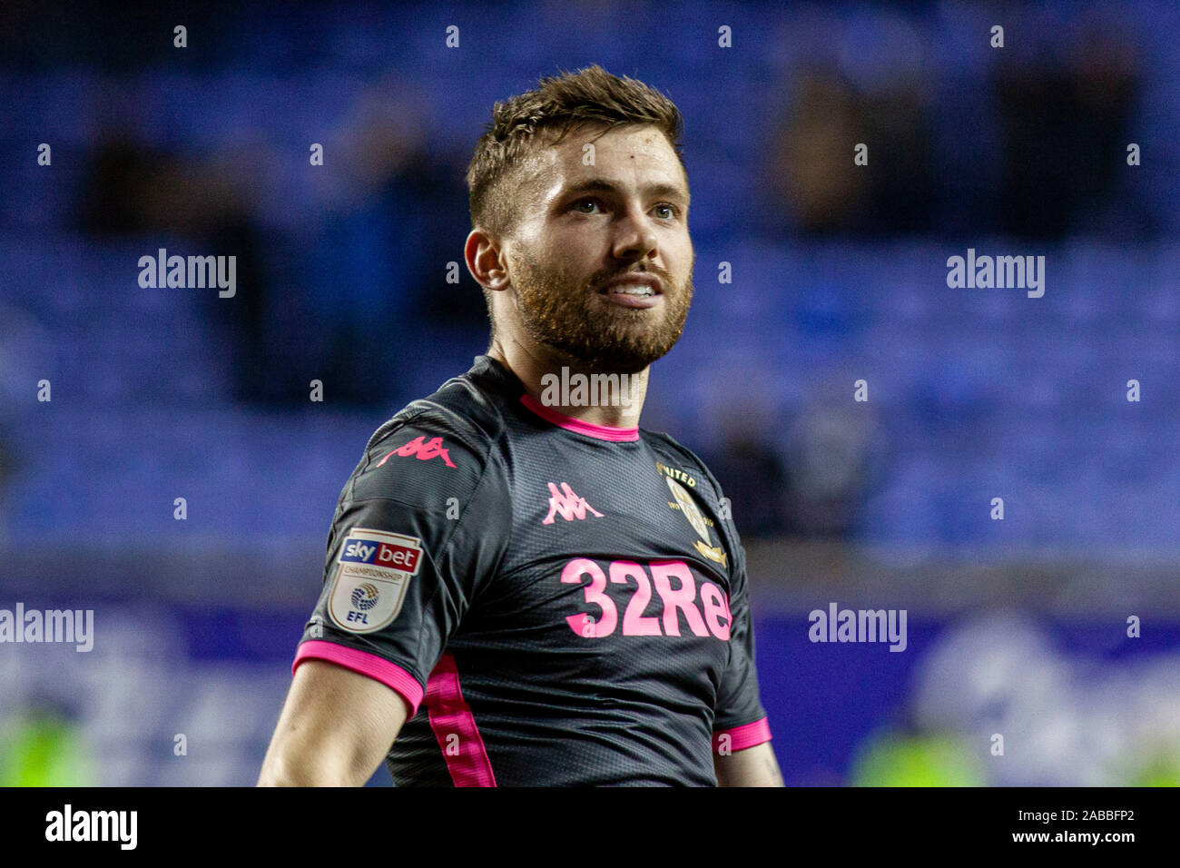Reading, Großbritannien. 26 Nov, 2019. Stuart Dallas von Leeds United feiert in Vollzeit. EFL Skybet Meisterschaft übereinstimmen, Lesen v Leeds Utd im Madejski Stadium in der Lesung am Dienstag, den 26. November 2019. Dieses Bild dürfen nur für redaktionelle Zwecke verwendet werden. Nur die redaktionelle Nutzung, eine Lizenz für die gewerbliche Nutzung erforderlich. Keine Verwendung in Wetten, Spiele oder einer einzelnen Verein/Liga/player Publikationen. pic von Lewis Mitchell/Andrew Orchard sport Fotografie/Alamy Live news Credit: Andrew Orchard sport Fotografie/Alamy leben Nachrichten Stockfoto