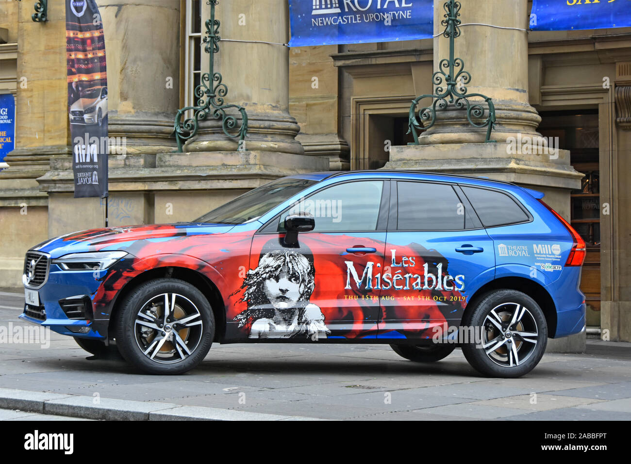 Theatre Royal Newcastle Bürgersteig und fördernden Volvo Car in Les Miserables Grafiken zur Unterstützung der Besuch der musikalischen Produktion England Großbritannien Stockfoto