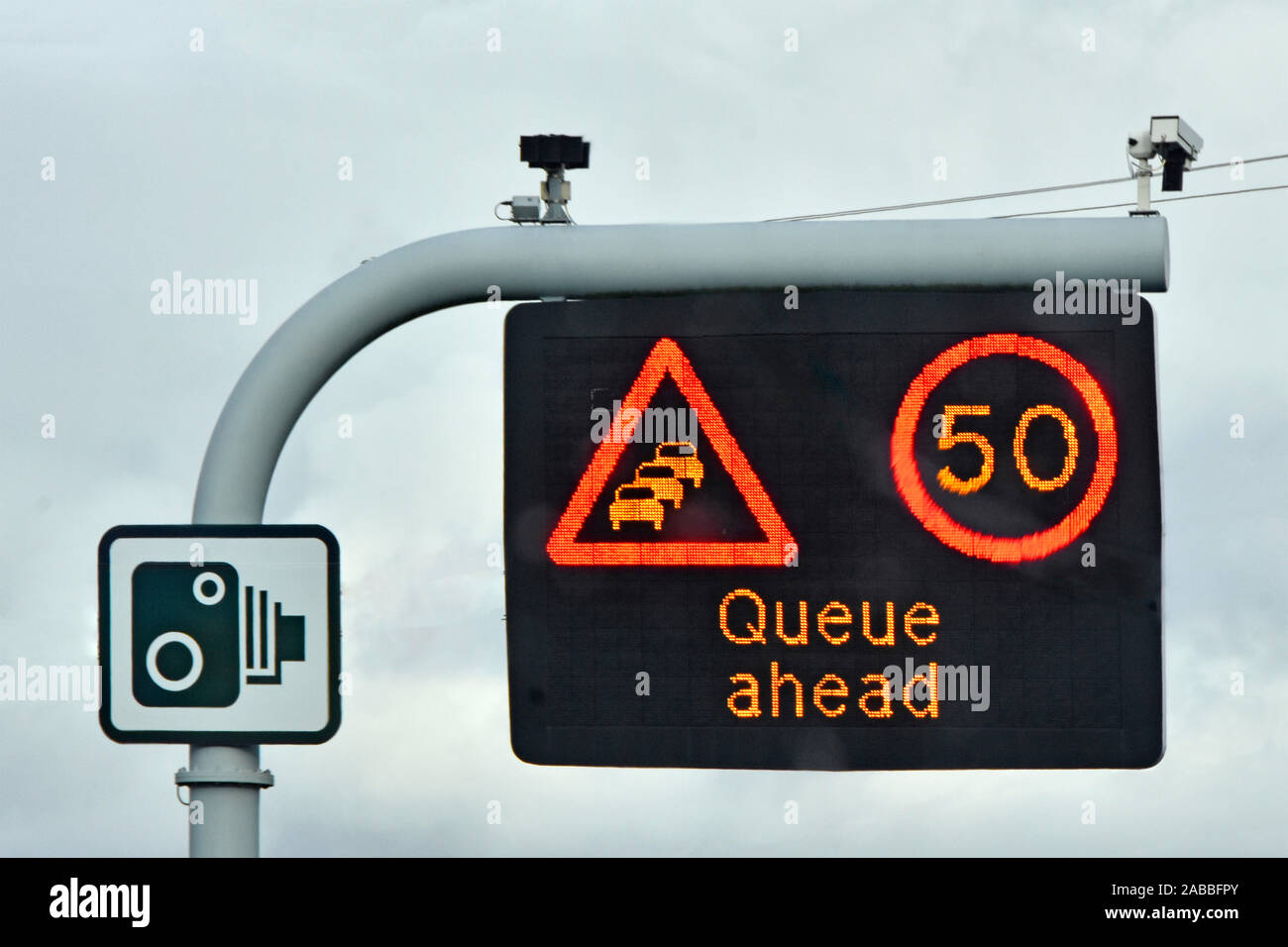 Single Panel Autobahn M25 Schild über Lane 50 MPH Variable Speed Limit & Warteschlange vor Nachricht komplett mit CCTV-Kameras & standard Kamera Anmelden UK Stockfoto