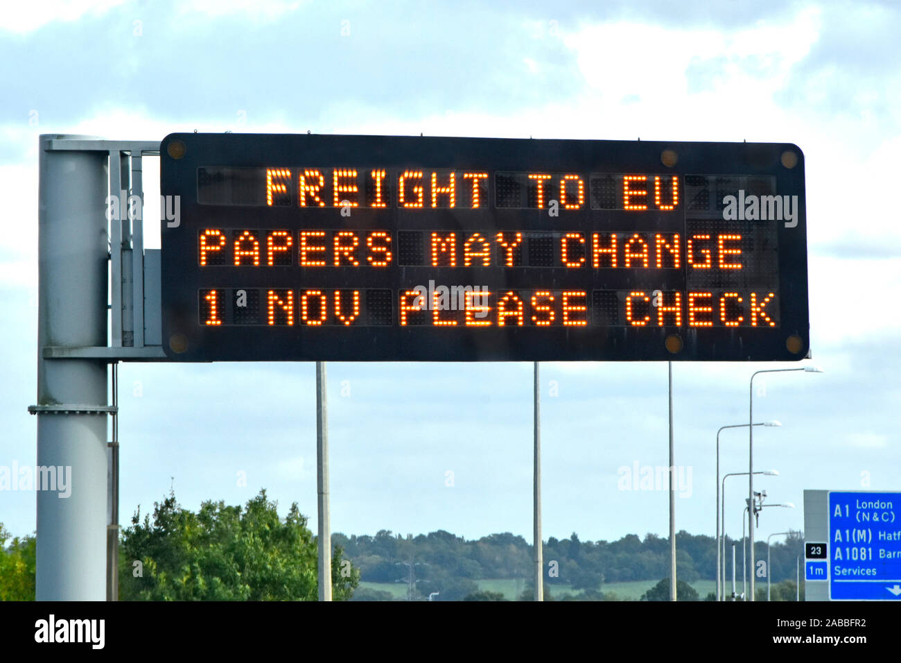 Ein einteiliges M25-Autobahnschild für Lkw-Fahrer im Güterverkehr soll EU-Papiere vor dem Brexit prüfen. London England UK ändert sich Stockfoto