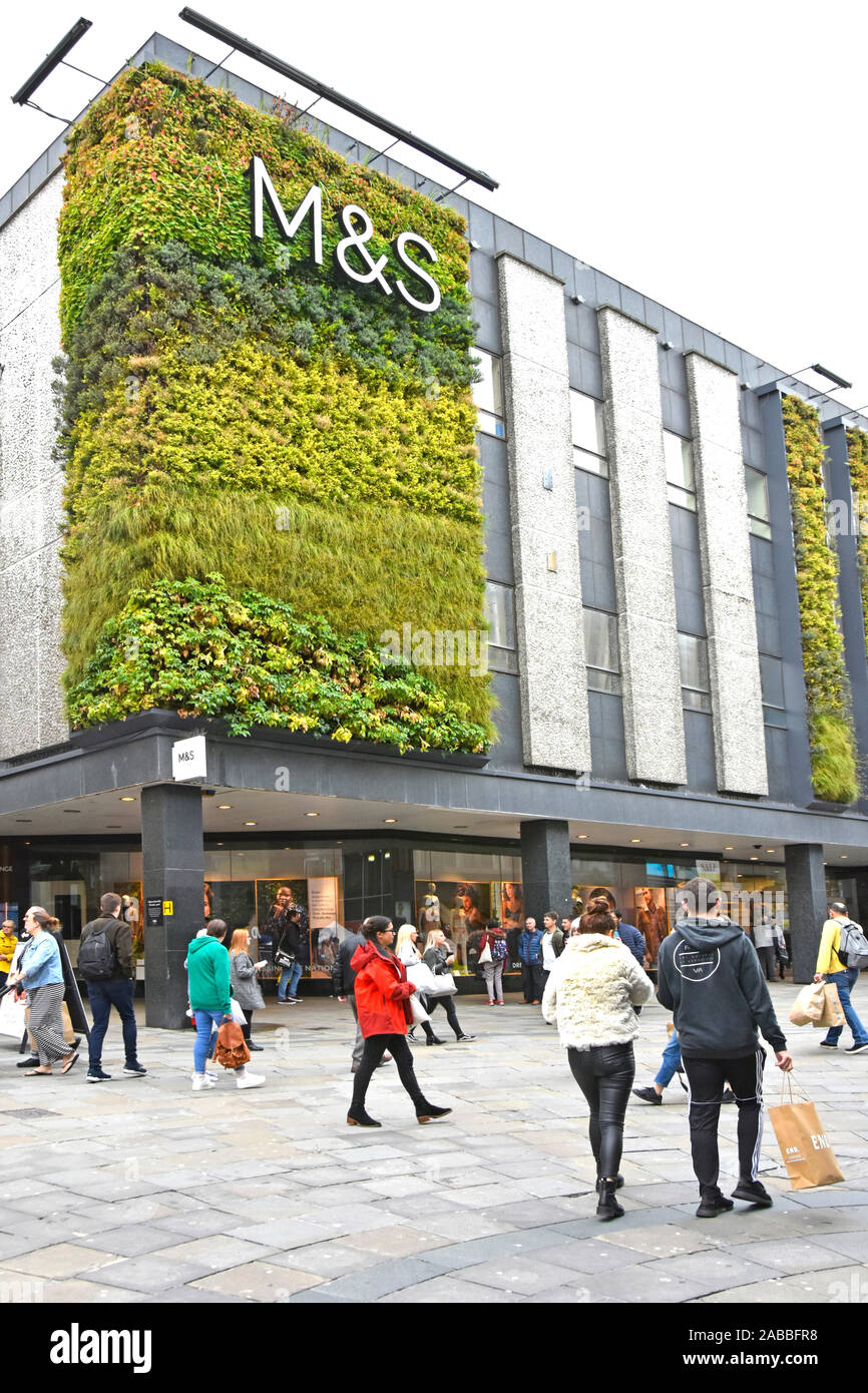 Menschen & Shopper in street scene außerhalb lebenden grünen Wand vertikalen Garten auf der Fassade Wände von Marks und Spencer store Grün mit M&S-Shop anmelden UK Stockfoto