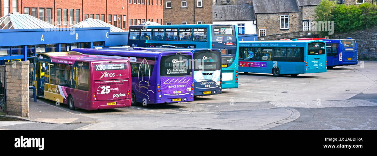 Durham City öffentliche Verkehrsmittel Bus Station und zurück Seitenansicht des Single Deck & Doppeldecker Laden von überdachten Pkw Wartebereich England Großbritannien Stockfoto