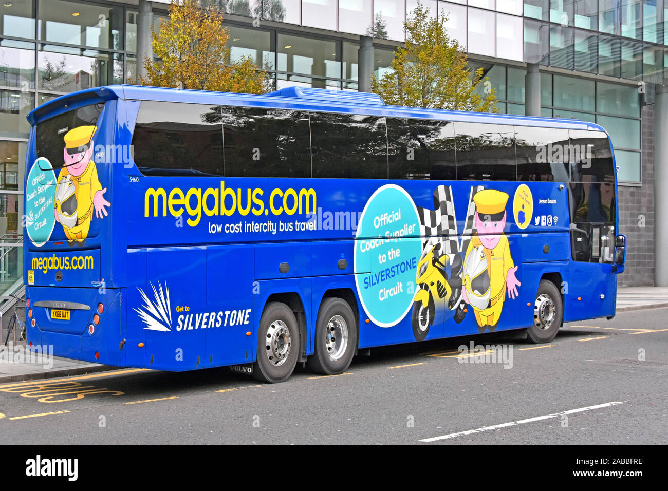 Seiten- und Rückansicht des Megabus.com low cost Intercity Reisen mit dem Bus an der Haltestelle in Newcastle, Werbung für seine links mit Silverstone England Großbritannien Stockfoto
