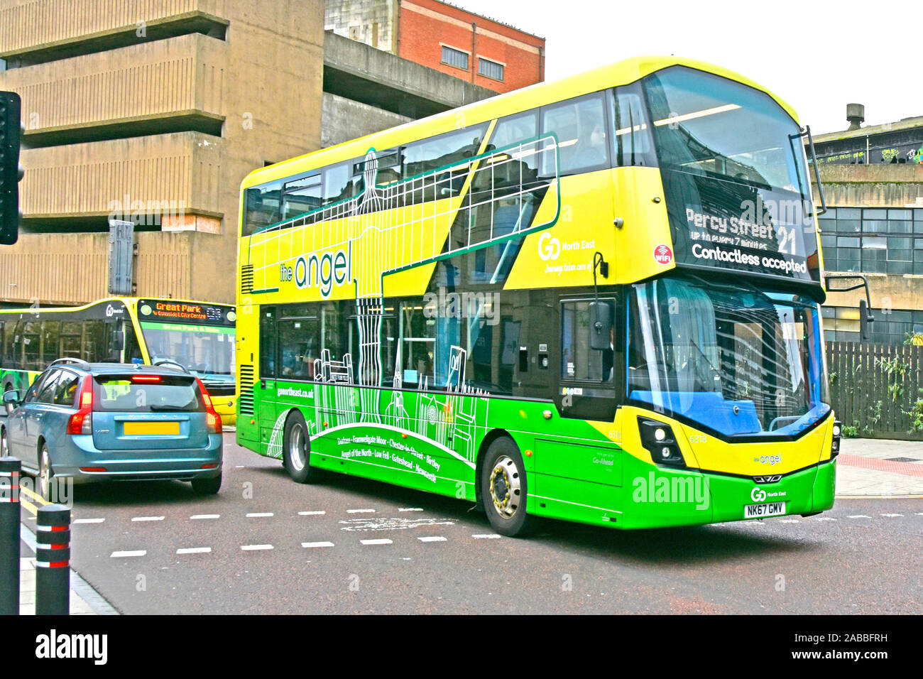 Engel des Nordens Grafiken auf der Seite von GO North East Route 21 gelb & grün Double Decker öffentliche Verkehrsmittel Bus in Newcastle Upon Tyne England UK gesehen Stockfoto