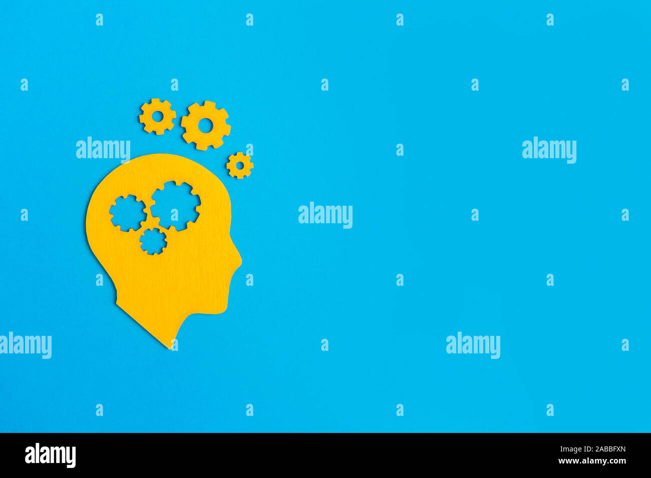 Gehirn arbeitet Konzept. Denken, Kreativität Konzept des menschlichen Kopfes mit Zahnrädern auf blauem Hintergrund Stockfoto