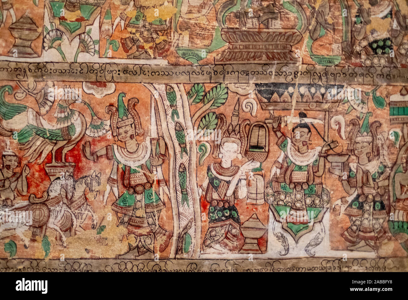 Wandmalerei und religiöse Kunstwerke schmücken die Phowin Taung Höhlen entlang der Chindwin Fluss im Nordwesten Myanmar (Birma) Stockfoto
