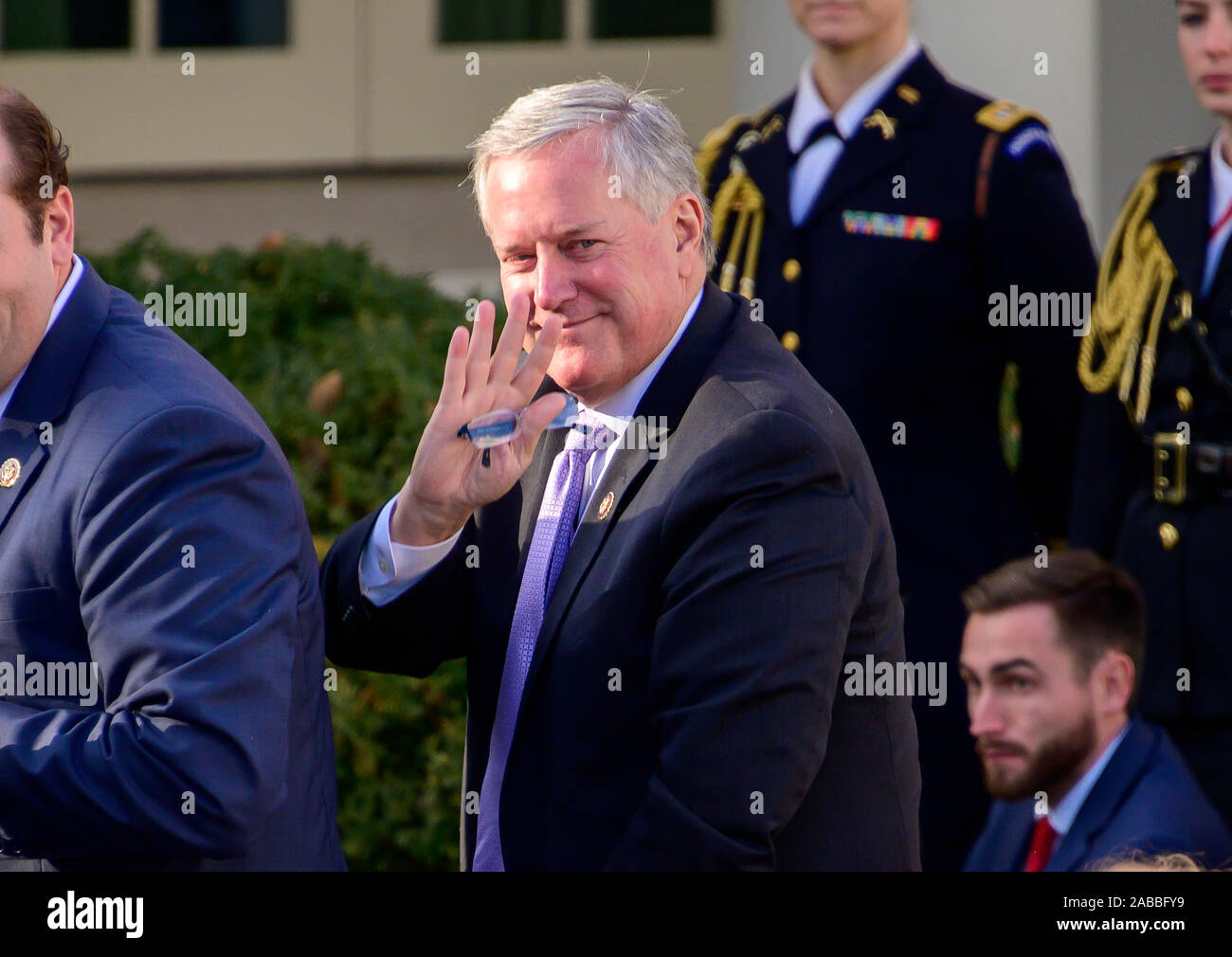 United States Vertreter Mark Wiesen (Republikaner von Nord-carolina) Wellen auf die Menge, als er vom Präsidenten der Vereinigten Staaten Donald J. Trumpf und die erste Dame Melania Trump eingeführt, wie sie die nationalen Thanksgiving Truthahn im Rosengarten des Weißen Hauses in Washington, DC am Dienstag, 26. Dezember 2019. Quelle: Ron Sachs/CNP/MediaPunch vorhanden Stockfoto