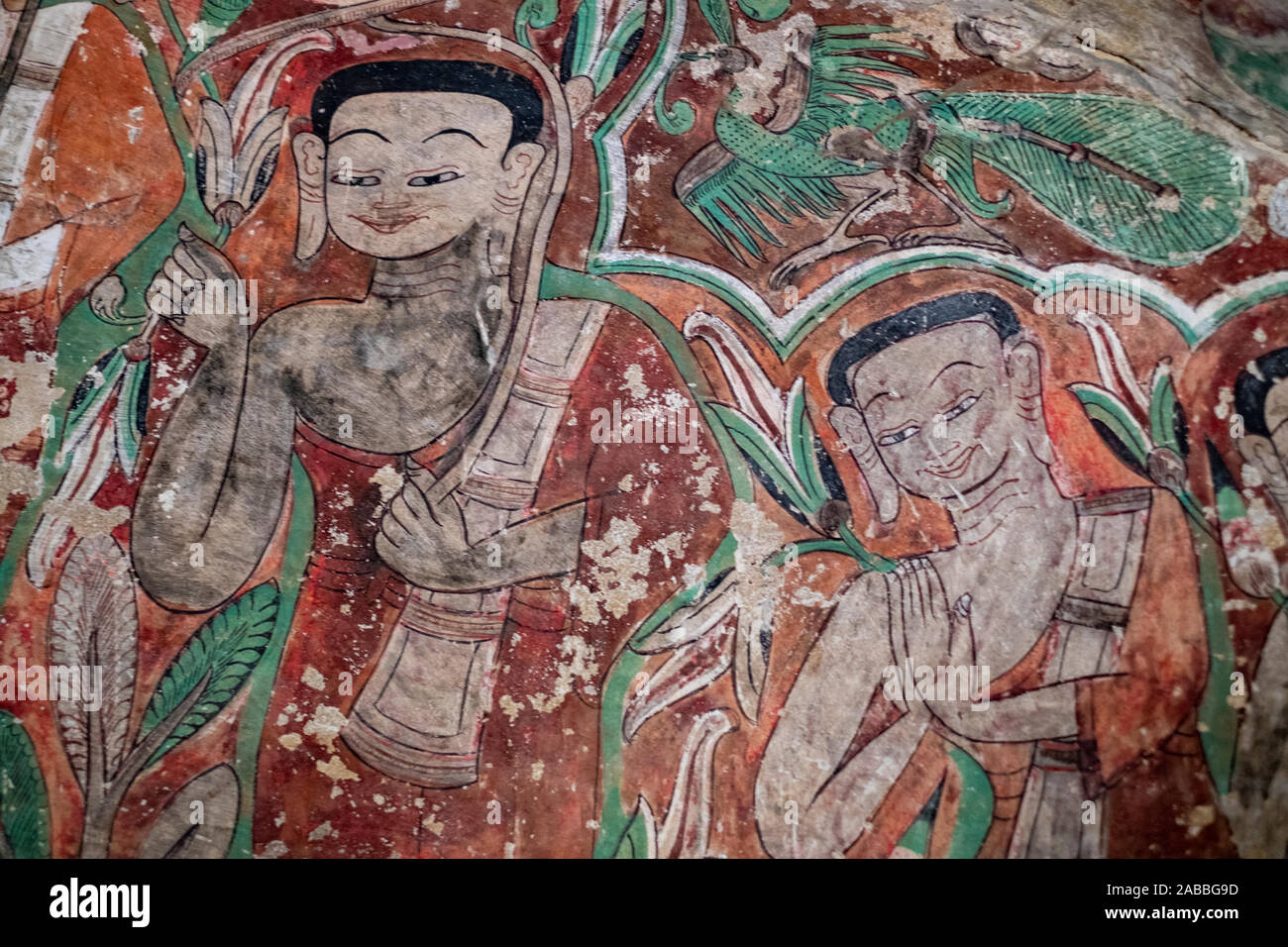 Wandmalerei und religiöse Kunstwerke schmücken die Phowin Taung Höhlen entlang der Chindwin Fluss im Nordwesten Myanmar (Birma) Stockfoto