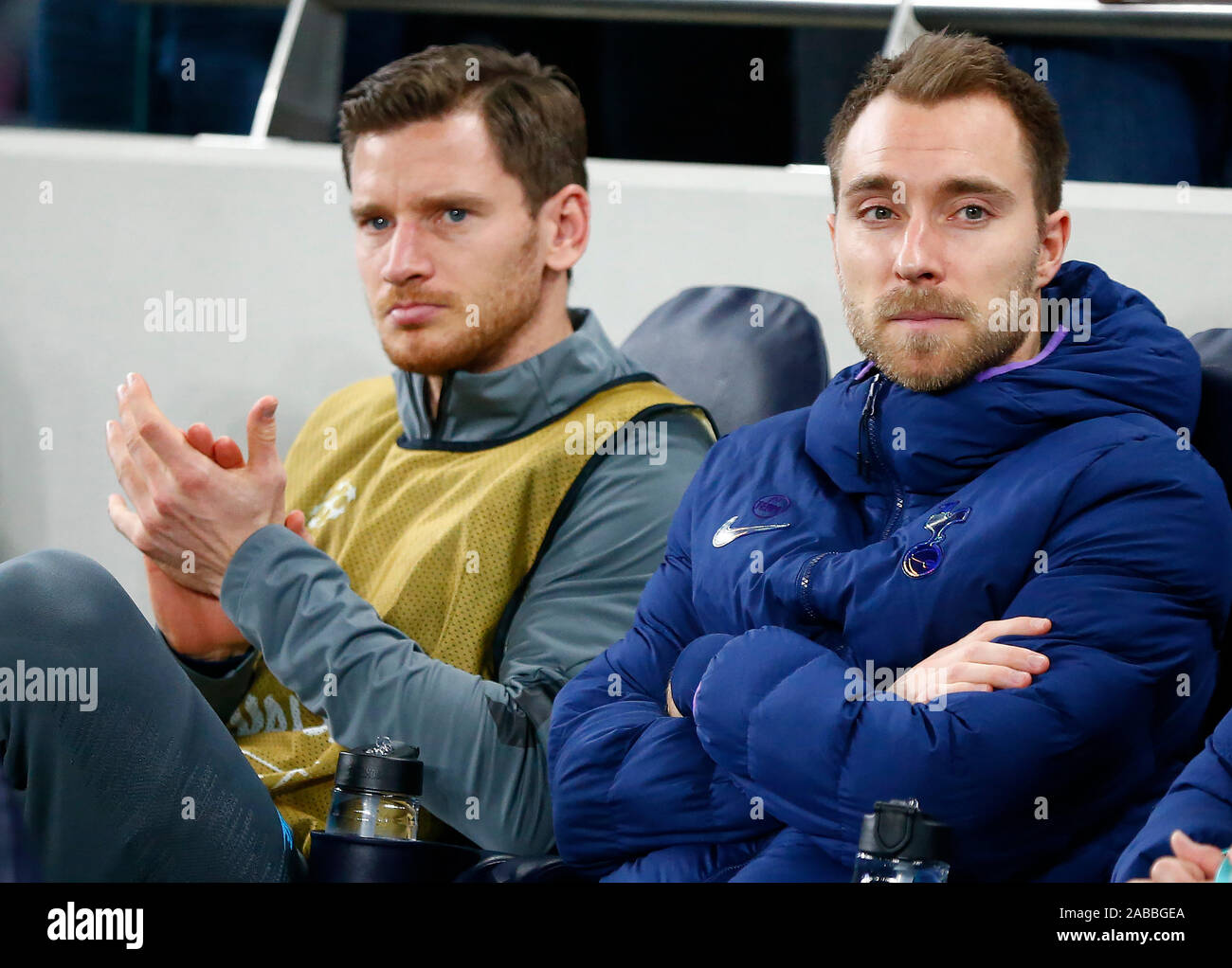 London, Großbritannien. 26. November 2019. L-R Tottenham Hotspur Jan Vertonghen und Tottenham Hotspur Christian Eriksen während der Champions League Gruppe B zwischen den Tottenham Hotspur und Olympiakos bei Tottenham Hotspur Stadion, London, England am 26. November 2019 Credit: Aktion Foto Sport/Alamy leben Nachrichten Stockfoto