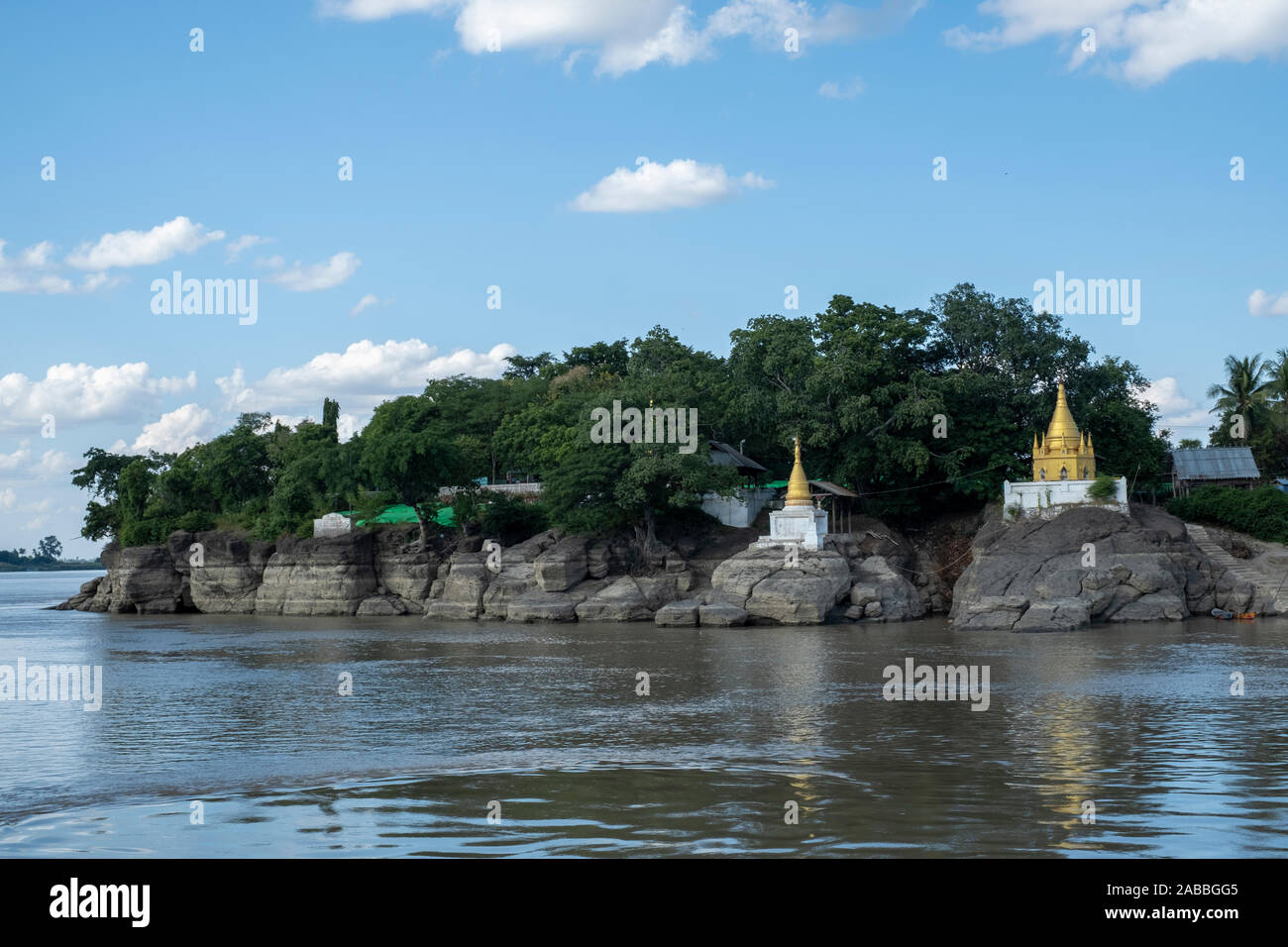 Zwei Pagoden oder buddhistischen Schreine mit goldenen Stupas, die zu einem kleinen Weiler entlang der Chindwin Fluss im Nordwesten Myanmar (Birma) Stockfoto