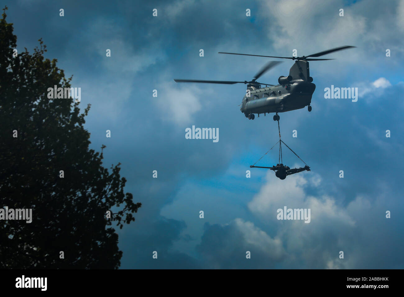 Royal Air Force CH 47 Chinook mit einem UNDERSLUNG 105 mm L 118 Light Gun der Königlichen Artillerie Stockfoto