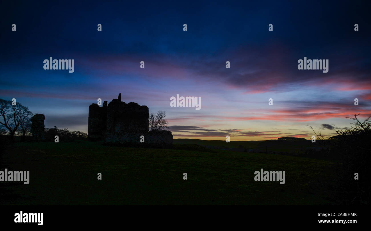 Sonnenuntergang über Cessford Schloss, Roxburhgshire, Scottish Borders, Schottland, Vereinigtes Königreich Stockfoto