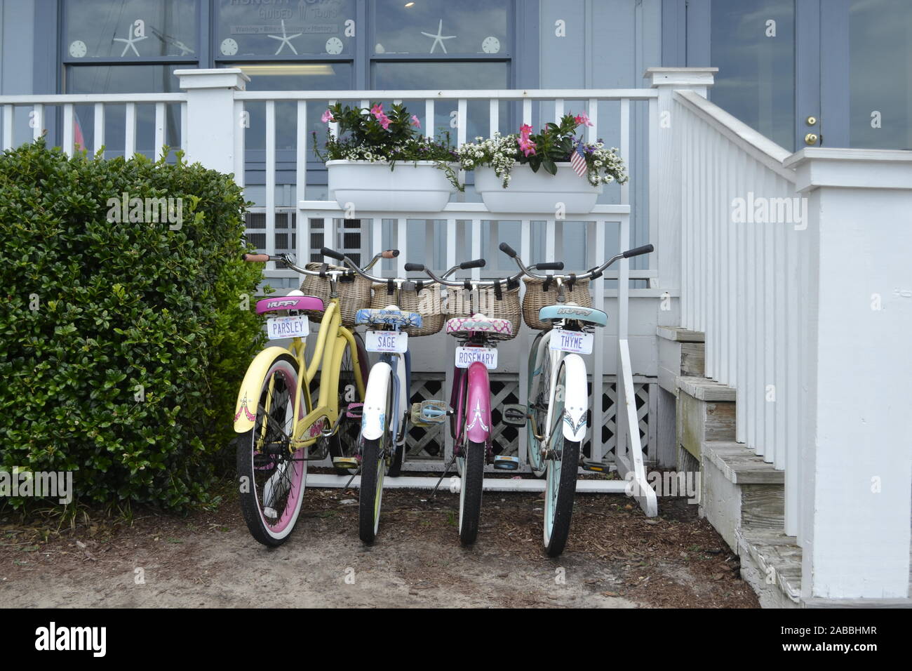 Fahrräder außerhalb eines Shop entlang der Promenade an der Küste Nord-Carolina Stockfoto