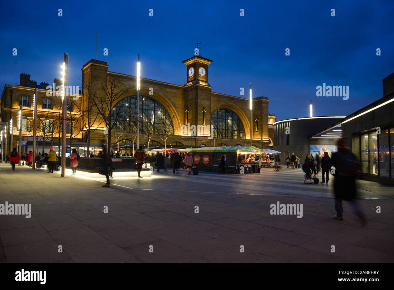 Am frühen Abend in einer Januarnacht im Bahnhof Kings Cross, London, mit Pendlern, die für ihre Züge fahren Stockfoto