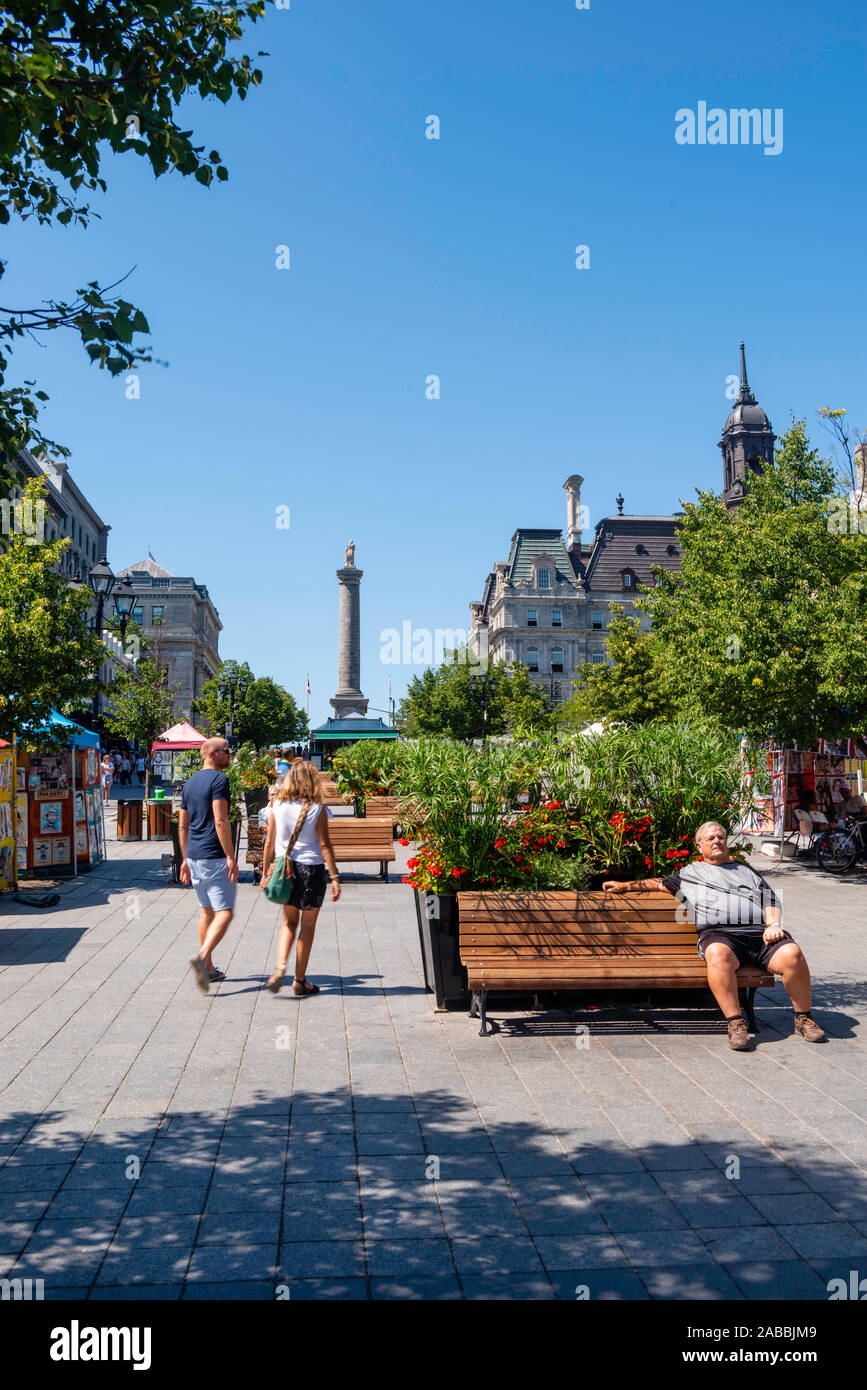 Touristen genießen einen schönen Sommertag auf Platz Jaques Cartier, Montreal, Quebec, Kanada. Stockfoto