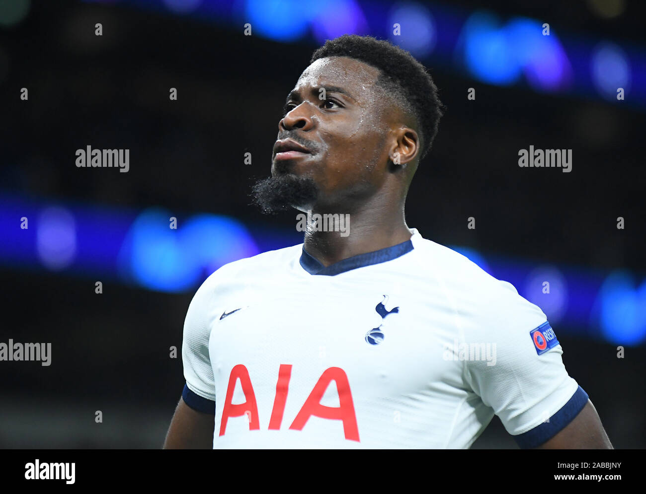 LONDON, ENGLAND - November 26, 2019: Serge Aurier feiert nach einem Ziel während der UEFA Champions League 2019/20 Gruppe B Spiel zwischen Tottenham Hotspur FC und Olympiakos Piräus FC am Tottenham Hotspur Stadion gezählt. Stockfoto