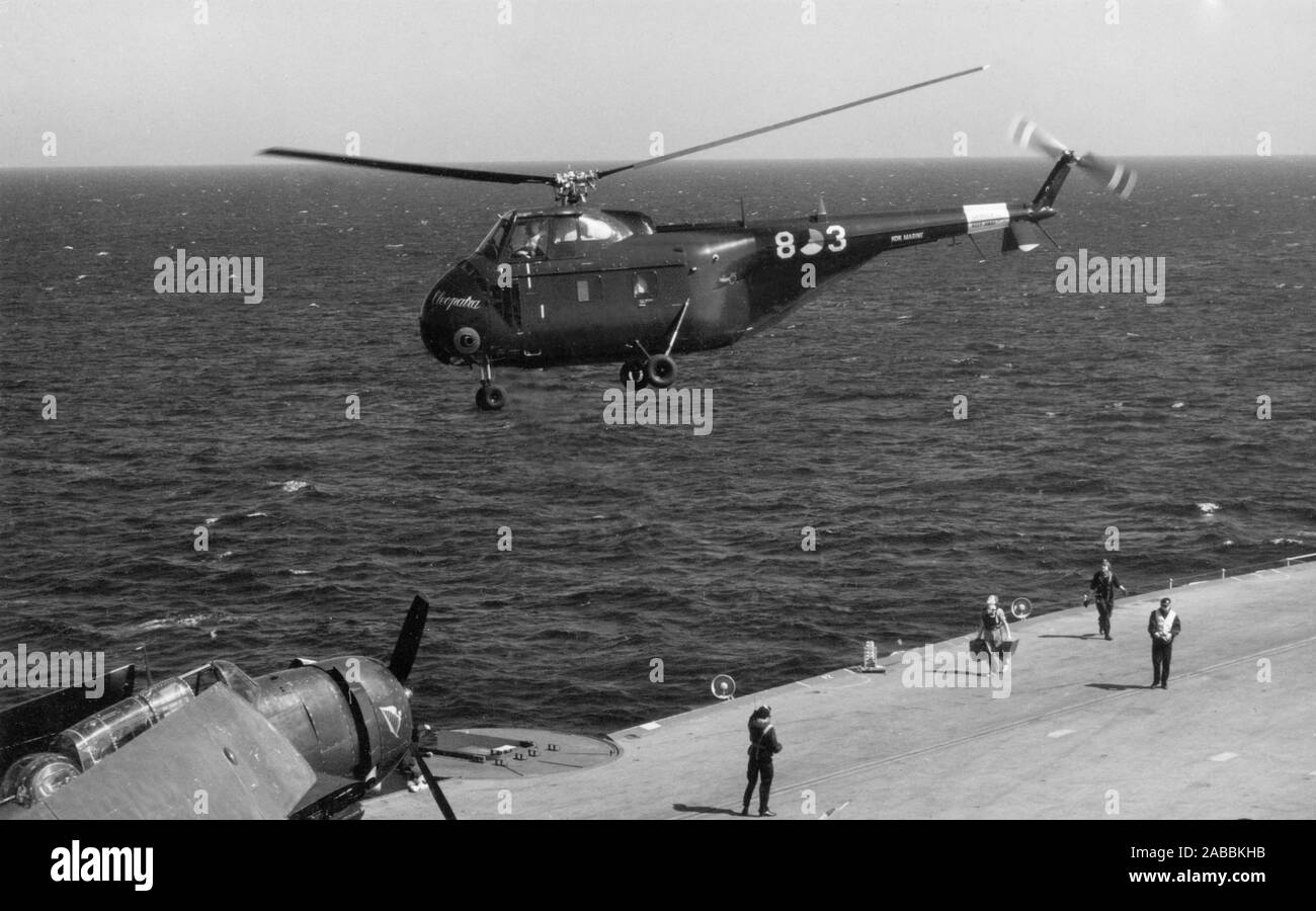 Eine Sikorsky S 55 (Wirbelwind) Hubschrauber der niederländischen Marine verlassen der Flugzeugträger HMS Eagle in den 1950er Jahren Stockfoto