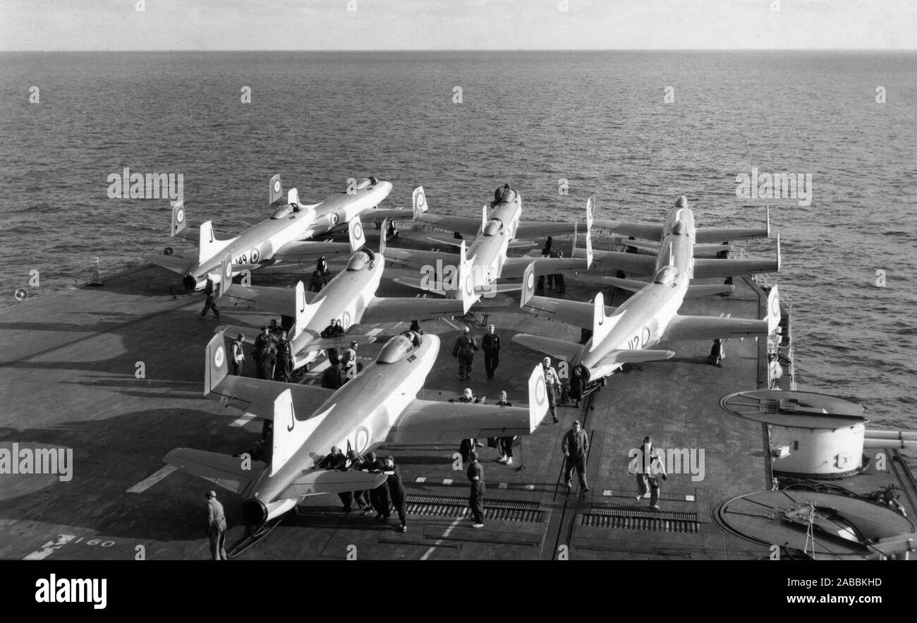 Erste Kampfjets der Royal Navy die Supermarine Angreifer eingeschlagen auf dem Flugzeugträger HMS Eagle Stockfoto