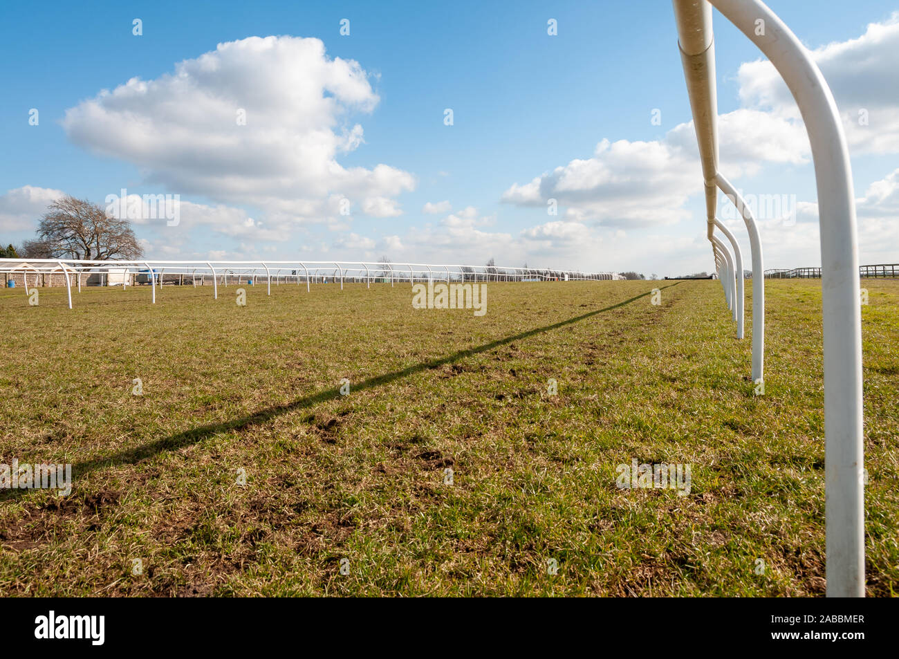Geringe Aussicht auf eine leere Horse Racing Course an einem hellen und sonnigen Tag Stockfoto