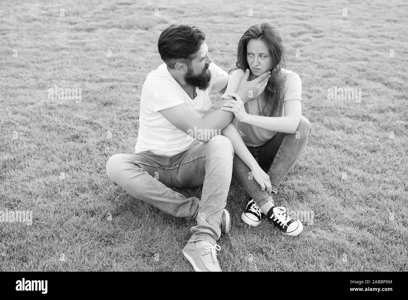 Hipster Mann mit Bart versuchen, Mädchen zu trösten. Missverständnis in Beziehung. Beziehungen problem. Familie Paar Psychologe. Aggression und Gewalt. Lassen Sie mich glücklich machen. Berühren Sie nicht mich. Stockfoto