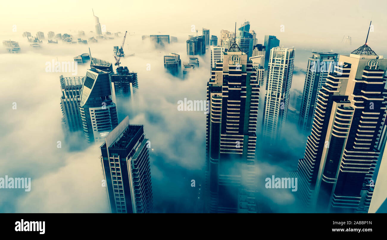 Panoramablick auf Dubai Downtown verkleidet mit Nebel im Winter Stockfoto