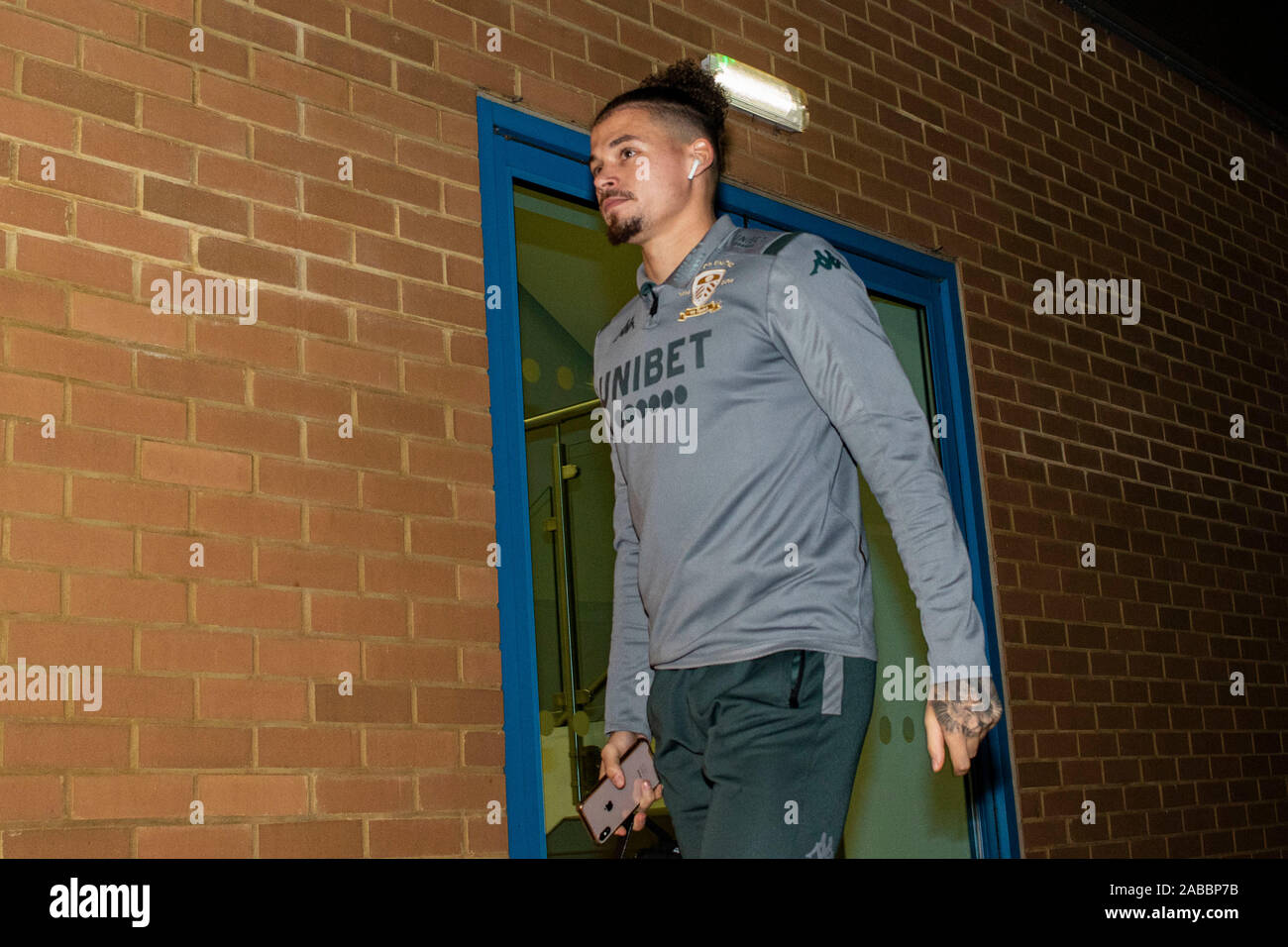 Reading, Großbritannien. 26 Nov, 2019. Leslie Phillips von Leeds United trifft im Madejski Stadium. EFL Skybet Meisterschaft übereinstimmen, Lesen v Leeds Utd im Madejski Stadium in der Lesung am Dienstag, den 26. November 2019. Dieses Bild dürfen nur für redaktionelle Zwecke verwendet werden. Nur die redaktionelle Nutzung, eine Lizenz für die gewerbliche Nutzung erforderlich. Keine Verwendung in Wetten, Spiele oder einer einzelnen Verein/Liga/player Publikationen. pic von Lewis Mitchell/Andrew Orchard sport Fotografie/Alamy Live news Credit: Andrew Orchard sport Fotografie/Alamy leben Nachrichten Stockfoto