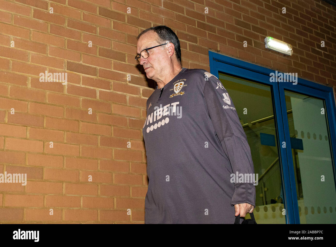 Reading, Großbritannien. 26 Nov, 2019. Leeds United Manager Marcelo Bielsa trifft im Madejski Stadium. EFL Skybet Meisterschaft übereinstimmen, Lesen v Leeds Utd im Madejski Stadium in der Lesung am Dienstag, den 26. November 2019. Dieses Bild dürfen nur für redaktionelle Zwecke verwendet werden. Nur die redaktionelle Nutzung, eine Lizenz für die gewerbliche Nutzung erforderlich. Keine Verwendung in Wetten, Spiele oder einer einzelnen Verein/Liga/player Publikationen. pic von Lewis Mitchell/Andrew Orchard sport Fotografie/Alamy Live news Credit: Andrew Orchard sport Fotografie/Alamy leben Nachrichten Stockfoto