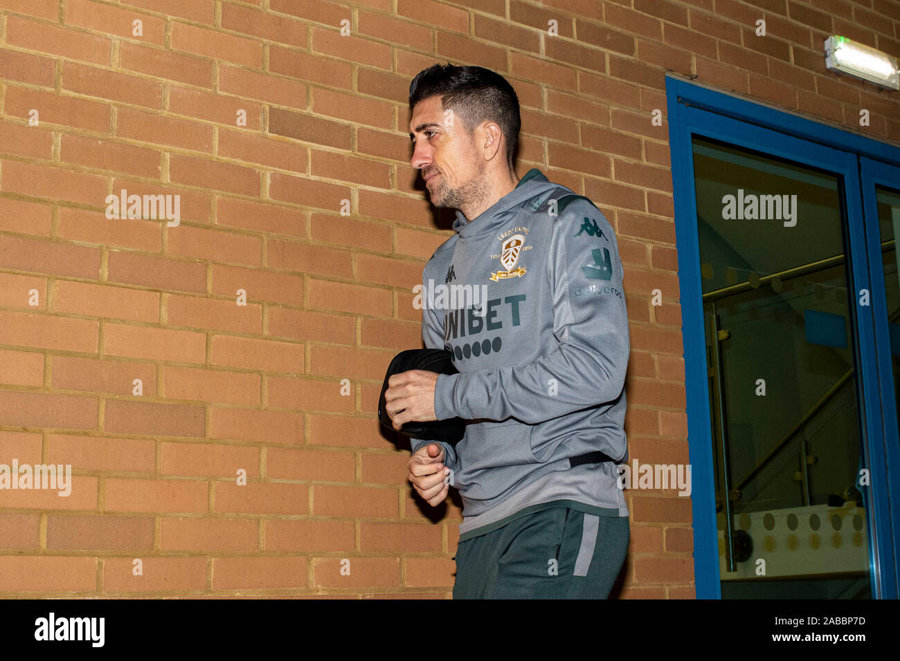 Reading, Großbritannien. 26 Nov, 2019. Pablo Hernandez von Leeds United trifft im Madejski Stadium. EFL Skybet Meisterschaft übereinstimmen, Lesen v Leeds Utd im Madejski Stadium in der Lesung am Dienstag, den 26. November 2019. Dieses Bild dürfen nur für redaktionelle Zwecke verwendet werden. Nur die redaktionelle Nutzung, eine Lizenz für die gewerbliche Nutzung erforderlich. Keine Verwendung in Wetten, Spiele oder einer einzelnen Verein/Liga/player Publikationen. pic von Lewis Mitchell/Andrew Orchard sport Fotografie/Alamy Live news Credit: Andrew Orchard sport Fotografie/Alamy leben Nachrichten Stockfoto