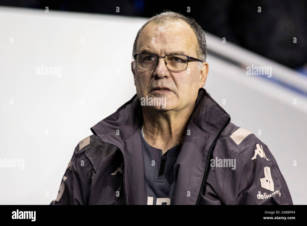 Reading, Großbritannien. 26 Nov, 2019. Leeds United Manager Marcelo Bielsa schaut aus dem Dugout. EFL Skybet Meisterschaft übereinstimmen, Lesen v Leeds Utd im Madejski Stadium in der Lesung am Dienstag, den 26. November 2019. Dieses Bild dürfen nur für redaktionelle Zwecke verwendet werden. Nur die redaktionelle Nutzung, eine Lizenz für die gewerbliche Nutzung erforderlich. Keine Verwendung in Wetten, Spiele oder einer einzelnen Verein/Liga/player Publikationen. pic von Lewis Mitchell/Andrew Orchard sport Fotografie/Alamy Live news Credit: Andrew Orchard sport Fotografie/Alamy leben Nachrichten Stockfoto
