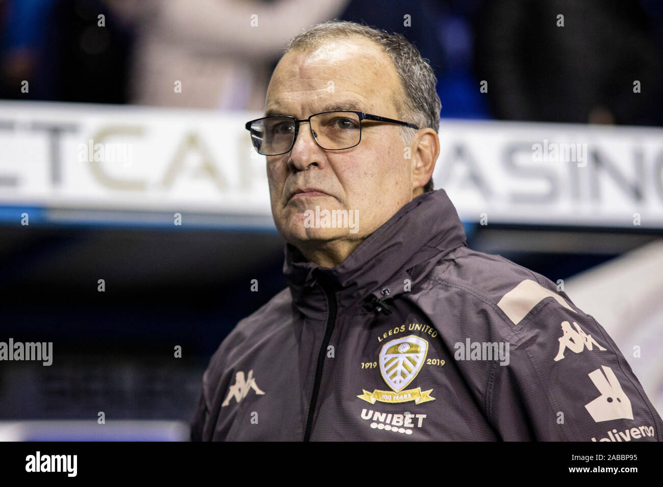 Reading, Großbritannien. 26 Nov, 2019. Leeds United Manager Marcelo Bielsa schaut aus dem Dugout. EFL Skybet Meisterschaft übereinstimmen, Lesen v Leeds Utd im Madejski Stadium in der Lesung am Dienstag, den 26. November 2019. Dieses Bild dürfen nur für redaktionelle Zwecke verwendet werden. Nur die redaktionelle Nutzung, eine Lizenz für die gewerbliche Nutzung erforderlich. Keine Verwendung in Wetten, Spiele oder einer einzelnen Verein/Liga/player Publikationen. pic von Lewis Mitchell/Andrew Orchard sport Fotografie/Alamy Live news Credit: Andrew Orchard sport Fotografie/Alamy leben Nachrichten Stockfoto