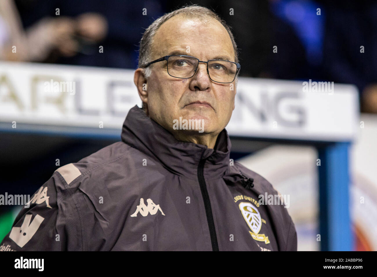 Reading, Großbritannien. 26 Nov, 2019. Leeds United Manager Marcelo Bielsa schaut aus dem Dugout. EFL Skybet Meisterschaft übereinstimmen, Lesen v Leeds Utd im Madejski Stadium in der Lesung am Dienstag, den 26. November 2019. Dieses Bild dürfen nur für redaktionelle Zwecke verwendet werden. Nur die redaktionelle Nutzung, eine Lizenz für die gewerbliche Nutzung erforderlich. Keine Verwendung in Wetten, Spiele oder einer einzelnen Verein/Liga/player Publikationen. pic von Lewis Mitchell/Andrew Orchard sport Fotografie/Alamy Live news Credit: Andrew Orchard sport Fotografie/Alamy leben Nachrichten Stockfoto