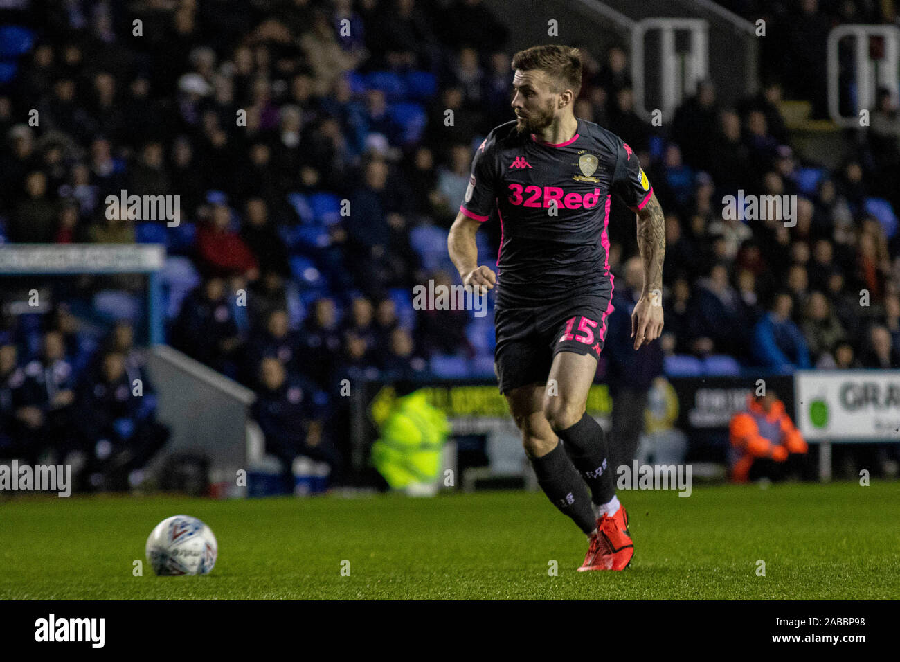 Reading, Großbritannien. 26 Nov, 2019. Stuart Dallas von Leeds United in Aktion gegen Lesen. EFL Skybet Meisterschaft übereinstimmen, Lesen v Leeds Utd im Madejski Stadium in der Lesung am Dienstag, den 26. November 2019. Dieses Bild dürfen nur für redaktionelle Zwecke verwendet werden. Nur die redaktionelle Nutzung, eine Lizenz für die gewerbliche Nutzung erforderlich. Keine Verwendung in Wetten, Spiele oder einer einzelnen Verein/Liga/player Publikationen. pic von Lewis Mitchell/Andrew Orchard sport Fotografie/Alamy Live news Credit: Andrew Orchard sport Fotografie/Alamy leben Nachrichten Stockfoto