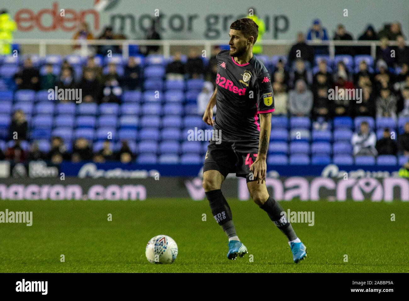 Reading, Großbritannien. 26 Nov, 2019. Mateusz Klich von Leeds United in Aktion gegen Lesen. EFL Skybet Meisterschaft übereinstimmen, Lesen v Leeds Utd im Madejski Stadium in der Lesung am Dienstag, den 26. November 2019. Dieses Bild dürfen nur für redaktionelle Zwecke verwendet werden. Nur die redaktionelle Nutzung, eine Lizenz für die gewerbliche Nutzung erforderlich. Keine Verwendung in Wetten, Spiele oder einer einzelnen Verein/Liga/player Publikationen. pic von Lewis Mitchell/Andrew Orchard sport Fotografie/Alamy Live news Credit: Andrew Orchard sport Fotografie/Alamy leben Nachrichten Stockfoto