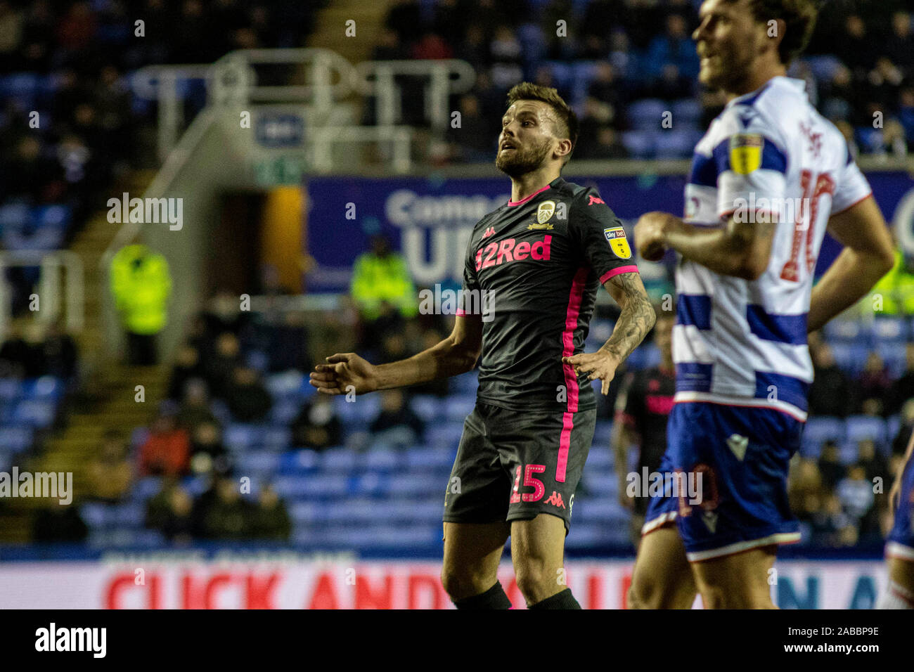 Reading, Großbritannien. 26 Nov, 2019. Stuart Dallas von Leeds United Uhren sein Schuß die Holzarbeit gegen Lesen. EFL Skybet Meisterschaft übereinstimmen, Lesen v Leeds Utd im Madejski Stadium in der Lesung am Dienstag, den 26. November 2019. Dieses Bild dürfen nur für redaktionelle Zwecke verwendet werden. Nur die redaktionelle Nutzung, eine Lizenz für die gewerbliche Nutzung erforderlich. Keine Verwendung in Wetten, Spiele oder einer einzelnen Verein/Liga/player Publikationen. pic von Lewis Mitchell/Andrew Orchard sport Fotografie/Alamy Live news Credit: Andrew Orchard sport Fotografie/Alamy leben Nachrichten Stockfoto