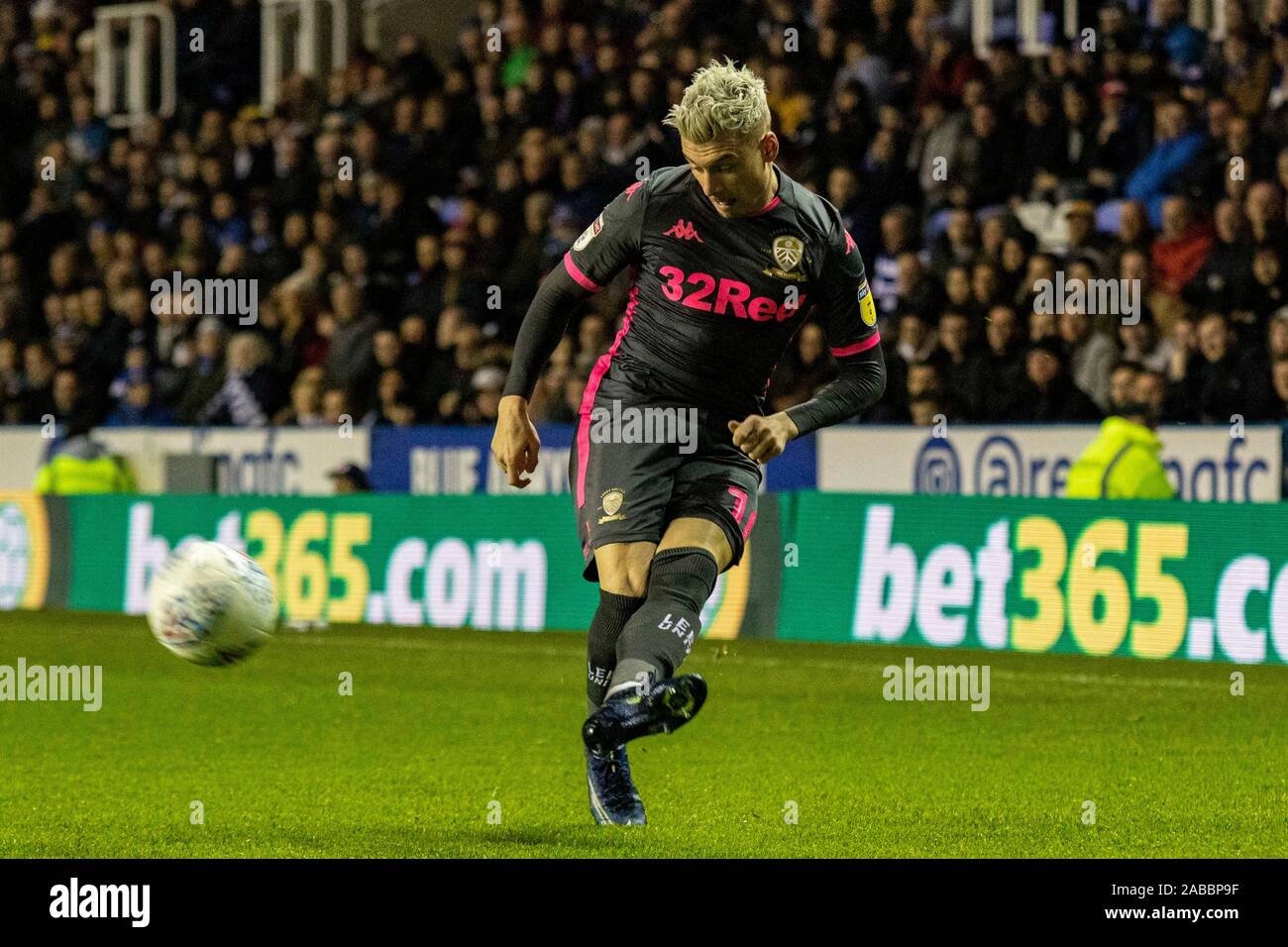 Reading, Großbritannien. 26 Nov, 2019. Ezgjan Alioski von Leeds United in Aktion gegen Lesen. EFL Skybet Meisterschaft übereinstimmen, Lesen v Leeds Utd im Madejski Stadium in der Lesung am Dienstag, den 26. November 2019. Dieses Bild dürfen nur für redaktionelle Zwecke verwendet werden. Nur die redaktionelle Nutzung, eine Lizenz für die gewerbliche Nutzung erforderlich. Keine Verwendung in Wetten, Spiele oder einer einzelnen Verein/Liga/player Publikationen. pic von Lewis Mitchell/Andrew Orchard sport Fotografie/Alamy Live news Credit: Andrew Orchard sport Fotografie/Alamy leben Nachrichten Stockfoto