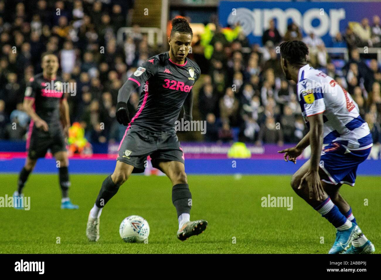 Reading, Großbritannien. 26 Nov, 2019. Tyler Roberts von Leeds United in Aktion gegen Lesen. EFL Skybet Meisterschaft übereinstimmen, Lesen v Leeds Utd im Madejski Stadium in der Lesung am Dienstag, den 26. November 2019. Dieses Bild dürfen nur für redaktionelle Zwecke verwendet werden. Nur die redaktionelle Nutzung, eine Lizenz für die gewerbliche Nutzung erforderlich. Keine Verwendung in Wetten, Spiele oder einer einzelnen Verein/Liga/player Publikationen. pic von Lewis Mitchell/Andrew Orchard sport Fotografie/Alamy Live news Credit: Andrew Orchard sport Fotografie/Alamy leben Nachrichten Stockfoto