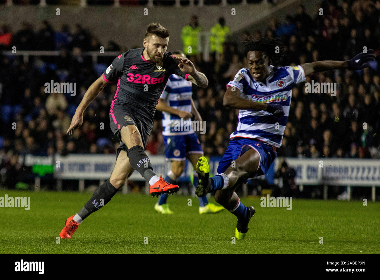 Reading, Großbritannien. 26 Nov, 2019. Stuart Dallas von Leeds United in Aktion gegen Lesen. EFL Skybet Meisterschaft übereinstimmen, Lesen v Leeds Utd im Madejski Stadium in der Lesung am Dienstag, den 26. November 2019. Dieses Bild dürfen nur für redaktionelle Zwecke verwendet werden. Nur die redaktionelle Nutzung, eine Lizenz für die gewerbliche Nutzung erforderlich. Keine Verwendung in Wetten, Spiele oder einer einzelnen Verein/Liga/player Publikationen. pic von Lewis Mitchell/Andrew Orchard sport Fotografie/Alamy Live news Credit: Andrew Orchard sport Fotografie/Alamy leben Nachrichten Stockfoto