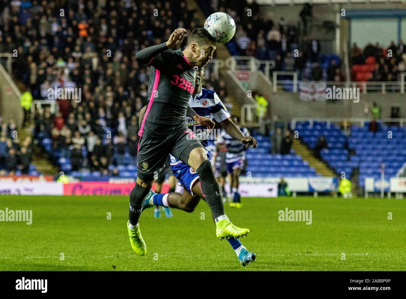 Reading, Großbritannien. 26 Nov, 2019. Pablo Hernandez von Leeds United in Aktion gegen Lesen. EFL Skybet Meisterschaft übereinstimmen, Lesen v Leeds Utd im Madejski Stadium in der Lesung am Dienstag, den 26. November 2019. Dieses Bild dürfen nur für redaktionelle Zwecke verwendet werden. Nur die redaktionelle Nutzung, eine Lizenz für die gewerbliche Nutzung erforderlich. Keine Verwendung in Wetten, Spiele oder einer einzelnen Verein/Liga/player Publikationen. pic von Lewis Mitchell/Andrew Orchard sport Fotografie/Alamy Live news Credit: Andrew Orchard sport Fotografie/Alamy leben Nachrichten Stockfoto