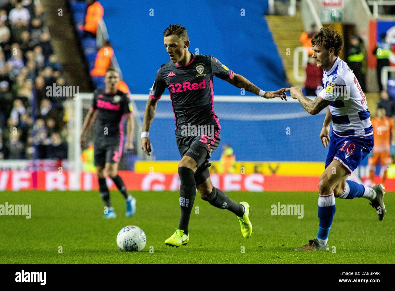 Reading, Großbritannien. 26 Nov, 2019. Ben Weiß von Leeds United in Aktion gegen John Swift lesen. EFL Skybet Meisterschaft übereinstimmen, Lesen v Leeds Utd im Madejski Stadium in der Lesung am Dienstag, den 26. November 2019. Dieses Bild dürfen nur für redaktionelle Zwecke verwendet werden. Nur die redaktionelle Nutzung, eine Lizenz für die gewerbliche Nutzung erforderlich. Keine Verwendung in Wetten, Spiele oder einer einzelnen Verein/Liga/player Publikationen. pic von Lewis Mitchell/Andrew Orchard sport Fotografie/Alamy Live news Credit: Andrew Orchard sport Fotografie/Alamy leben Nachrichten Stockfoto
