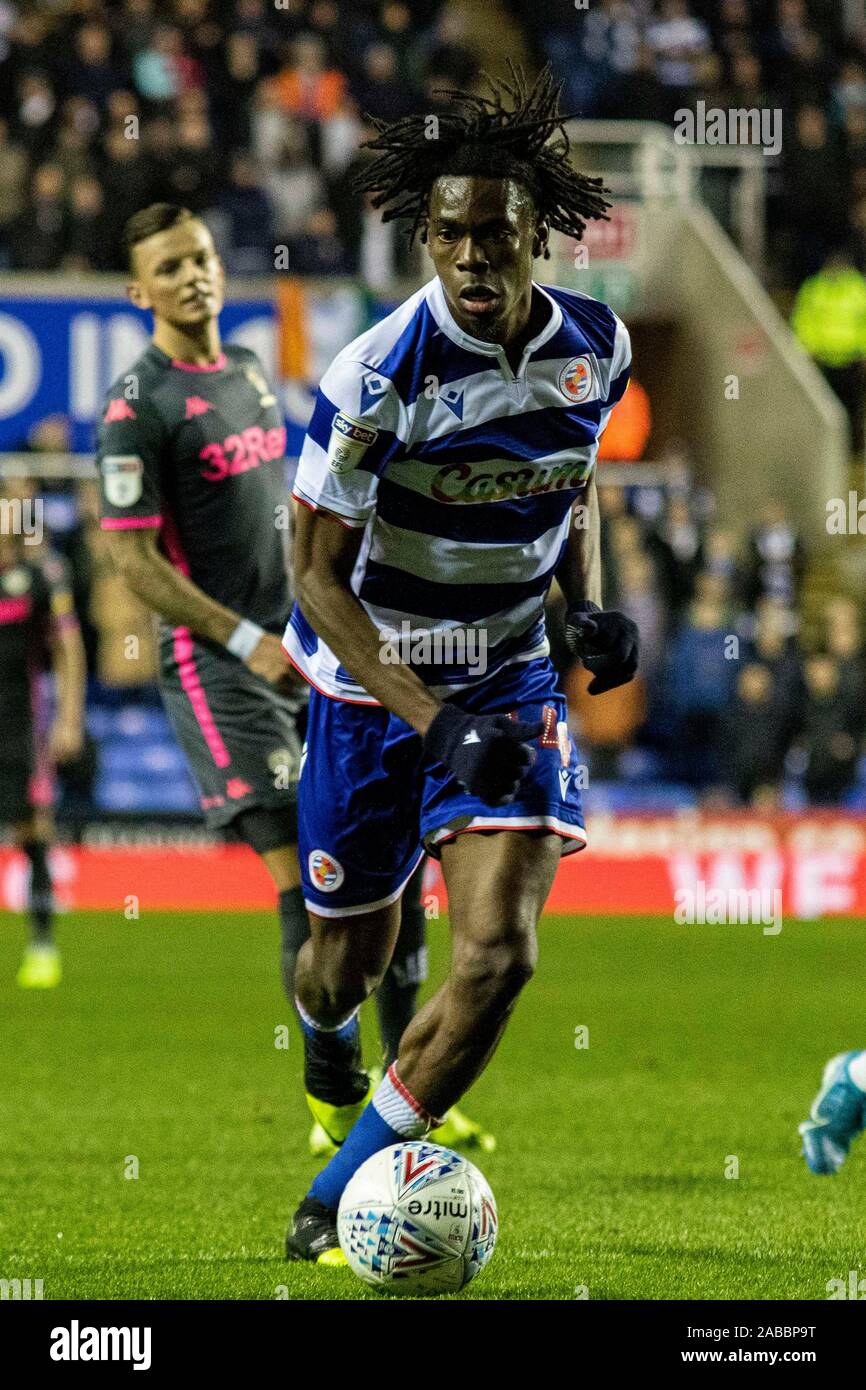 Reading, Großbritannien. 26 Nov, 2019. Ovie Ejaria des Lesens in Aktion gegen Leeds United. EFL Skybet Meisterschaft übereinstimmen, Lesen v Leeds Utd im Madejski Stadium in der Lesung am Dienstag, den 26. November 2019. Dieses Bild dürfen nur für redaktionelle Zwecke verwendet werden. Nur die redaktionelle Nutzung, eine Lizenz für die gewerbliche Nutzung erforderlich. Keine Verwendung in Wetten, Spiele oder einer einzelnen Verein/Liga/player Publikationen. pic von Lewis Mitchell/Andrew Orchard sport Fotografie/Alamy Live news Credit: Andrew Orchard sport Fotografie/Alamy leben Nachrichten Stockfoto