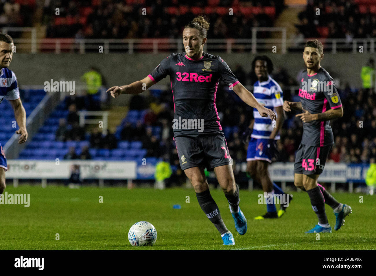 Reading, Großbritannien. 26 Nov, 2019. Lukas Ayling von Leeds United in Aktion gegen Lesen. EFL Skybet Meisterschaft übereinstimmen, Lesen v Leeds Utd im Madejski Stadium in der Lesung am Dienstag, den 26. November 2019. Dieses Bild dürfen nur für redaktionelle Zwecke verwendet werden. Nur die redaktionelle Nutzung, eine Lizenz für die gewerbliche Nutzung erforderlich. Keine Verwendung in Wetten, Spiele oder einer einzelnen Verein/Liga/player Publikationen. pic von Lewis Mitchell/Andrew Orchard sport Fotografie/Alamy Live news Credit: Andrew Orchard sport Fotografie/Alamy leben Nachrichten Stockfoto