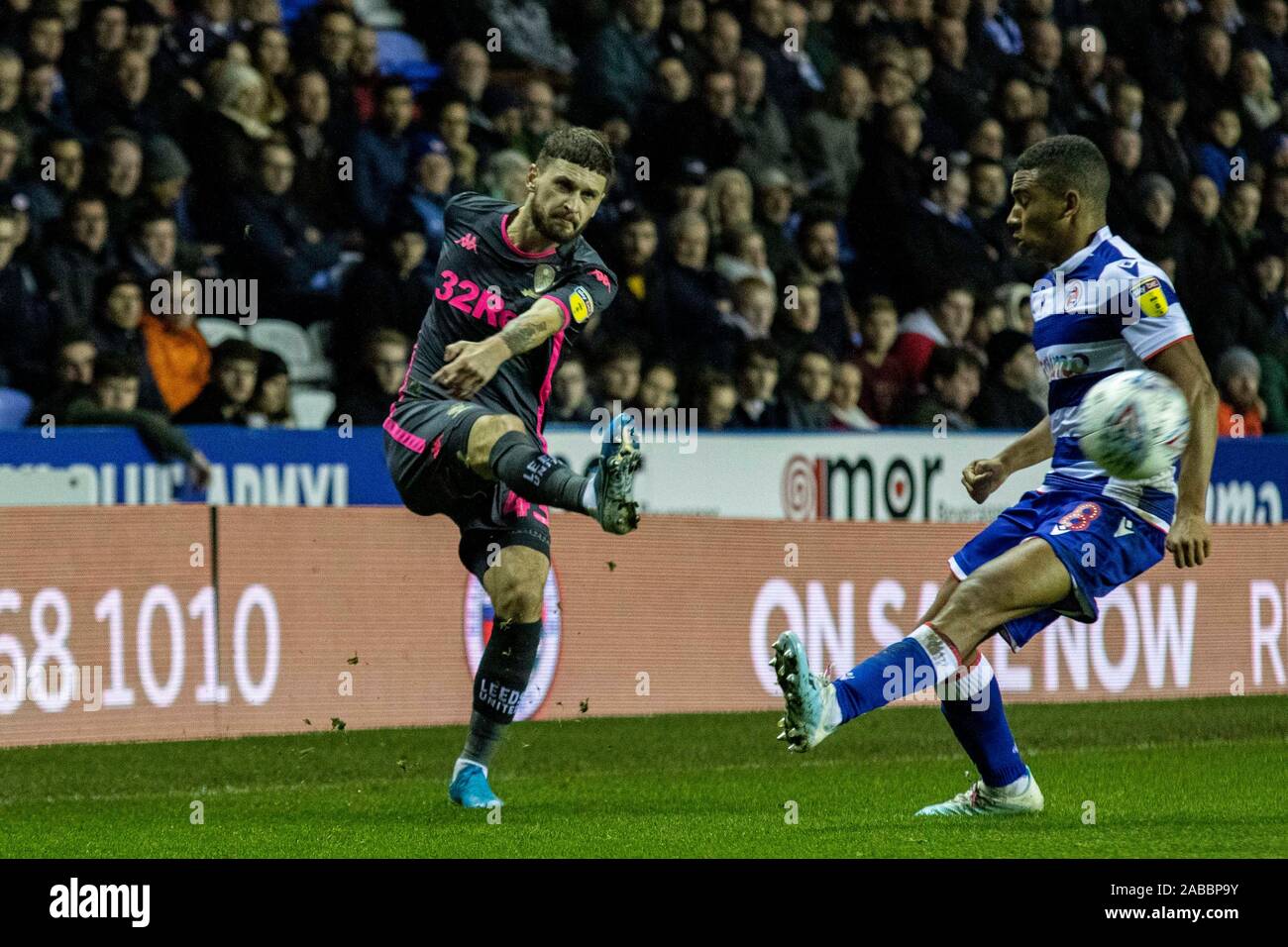 Reading, Großbritannien. 26 Nov, 2019. Mateusz Klich von Leeds United in Aktion gegen Lesen. EFL Skybet Meisterschaft übereinstimmen, Lesen v Leeds Utd im Madejski Stadium in der Lesung am Dienstag, den 26. November 2019. Dieses Bild dürfen nur für redaktionelle Zwecke verwendet werden. Nur die redaktionelle Nutzung, eine Lizenz für die gewerbliche Nutzung erforderlich. Keine Verwendung in Wetten, Spiele oder einer einzelnen Verein/Liga/player Publikationen. pic von Lewis Mitchell/Andrew Orchard sport Fotografie/Alamy Live news Credit: Andrew Orchard sport Fotografie/Alamy leben Nachrichten Stockfoto